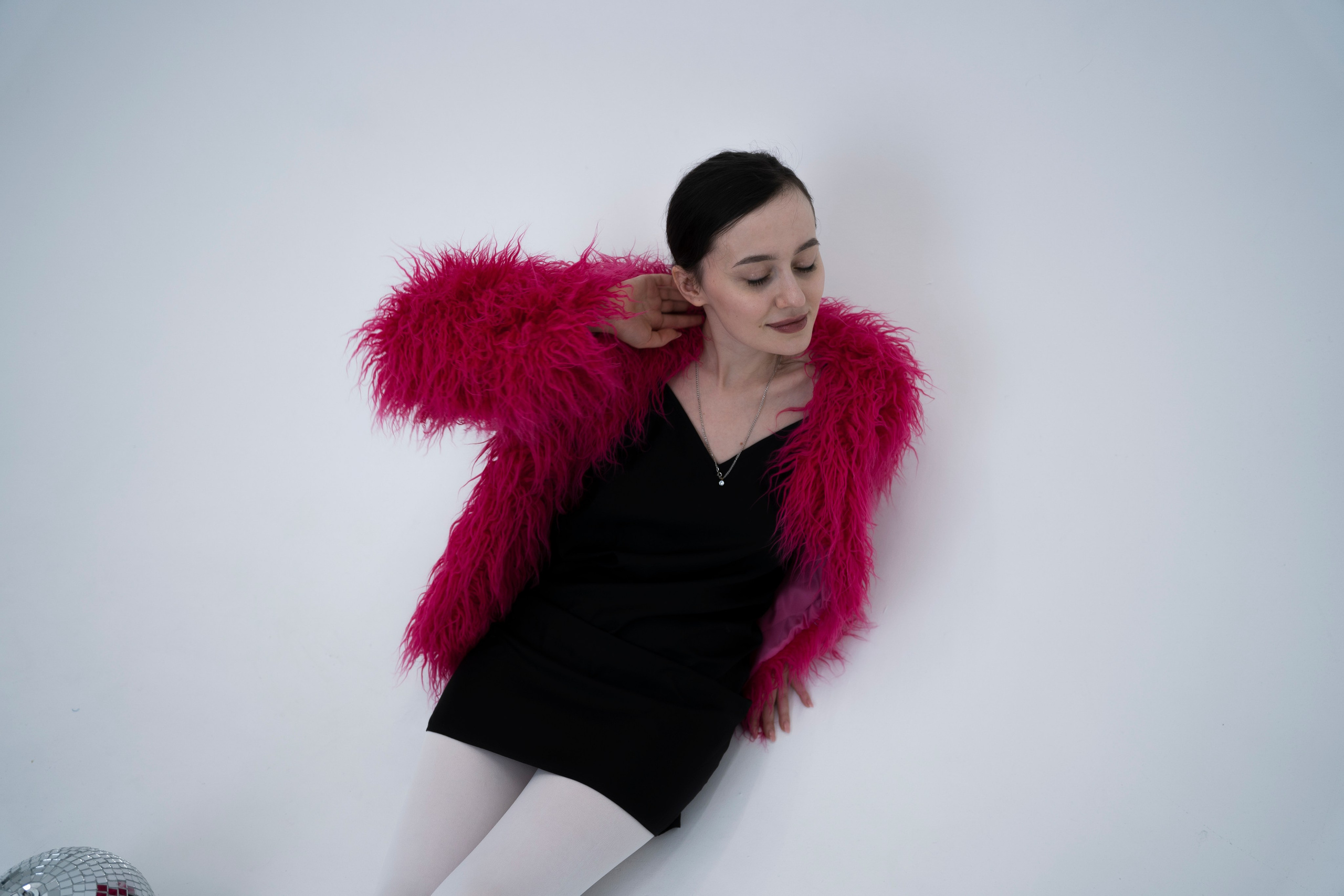 ДЕВОЧКА НА ШАРЕ. Главная