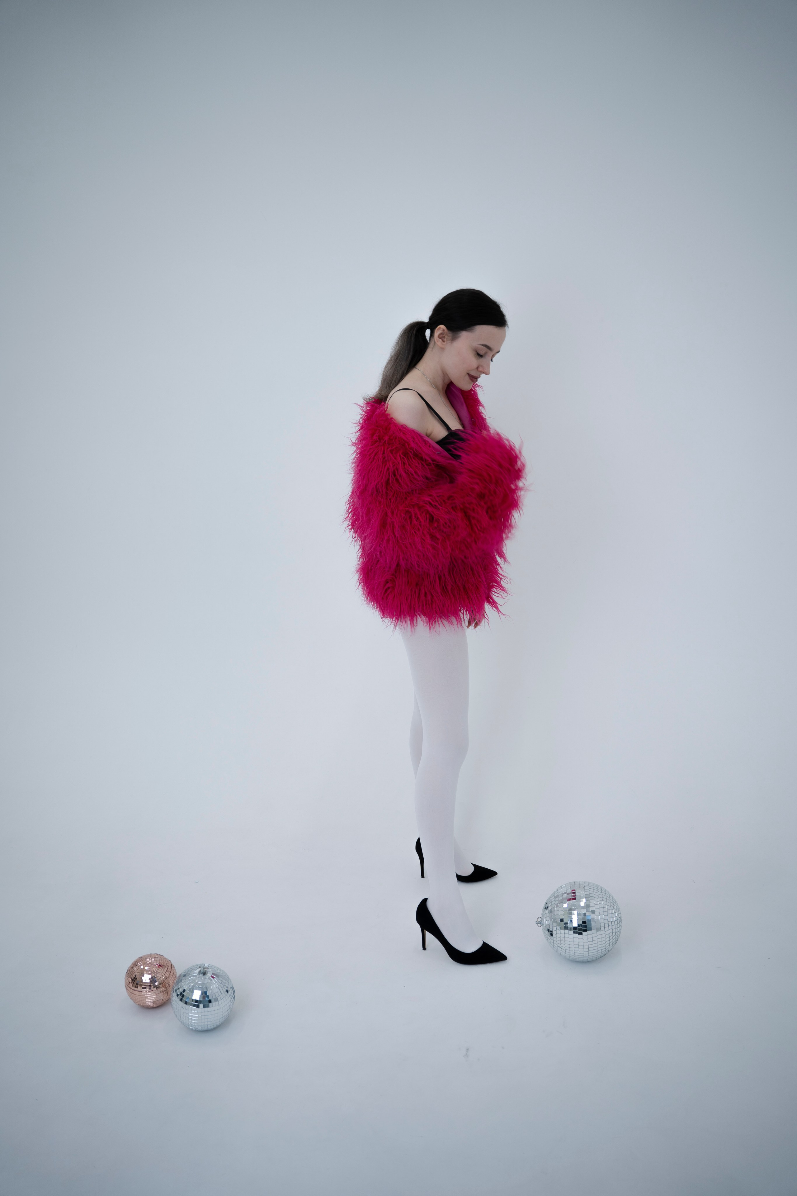 ДЕВОЧКА НА ШАРЕ. Главная