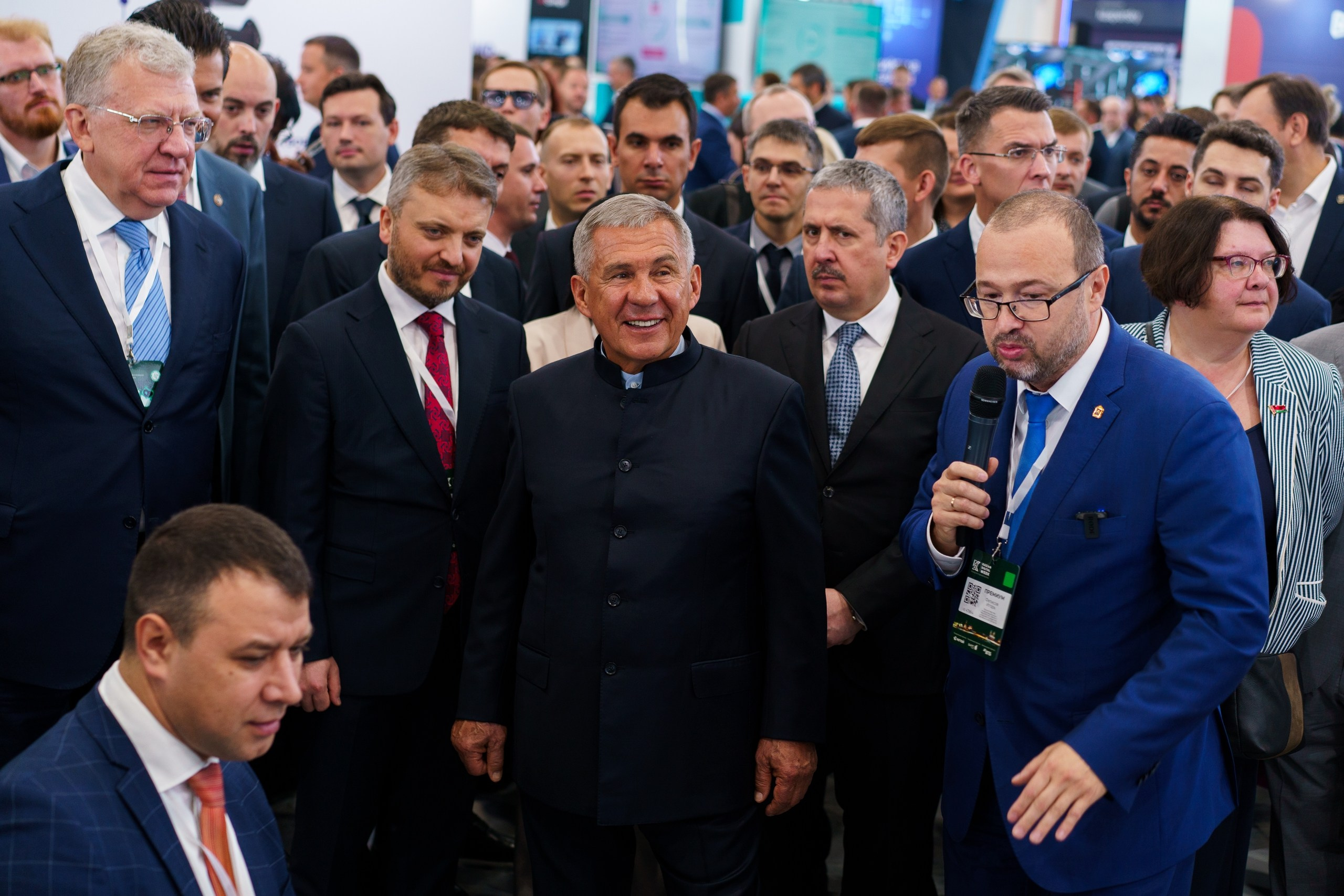 Глава Республики Татарстан в окружении делегации на крупном международном форуме