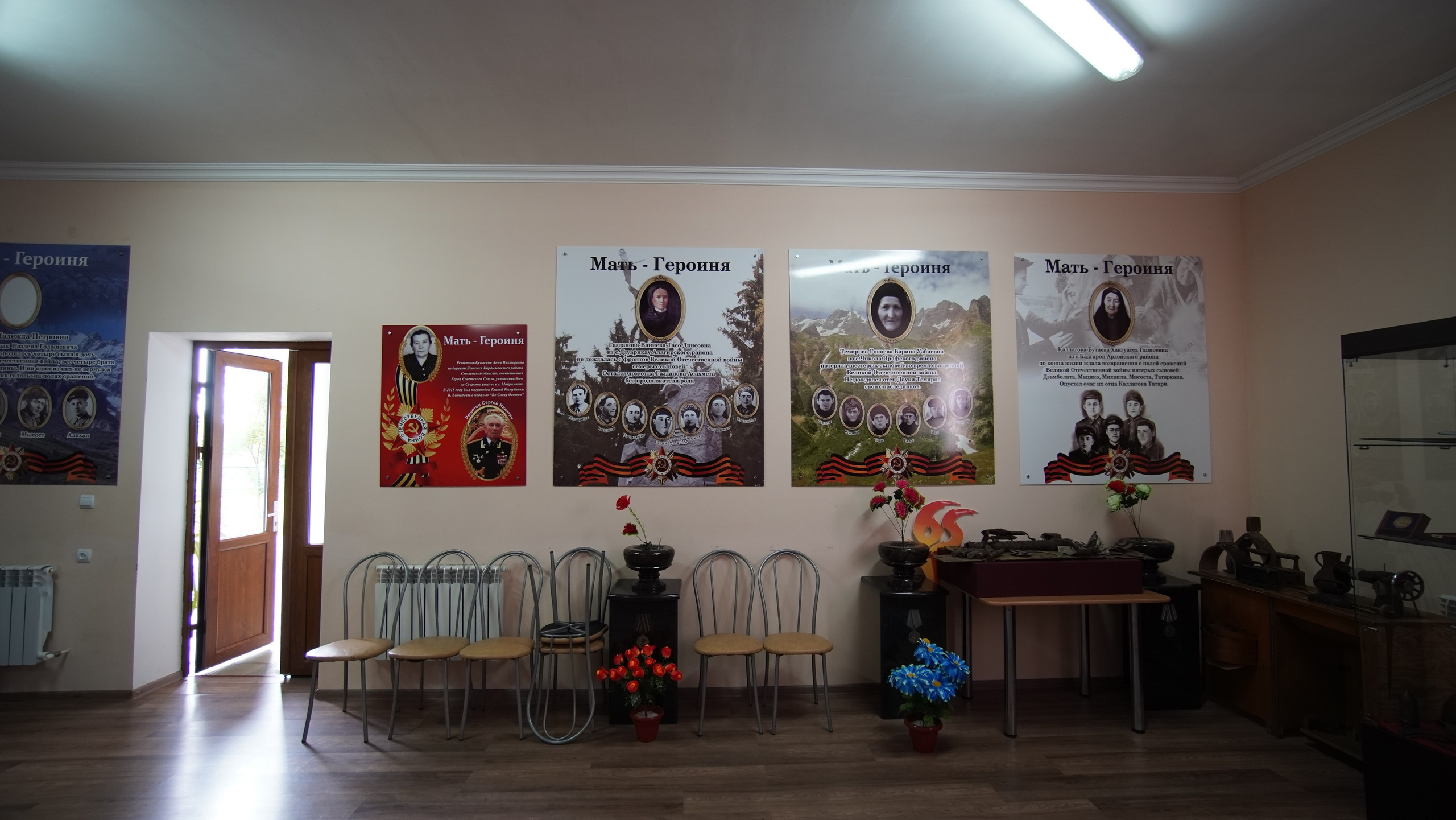 Ничего не было видно и приходилось прислушиваться. Художественная группа «Нежные Бабы»