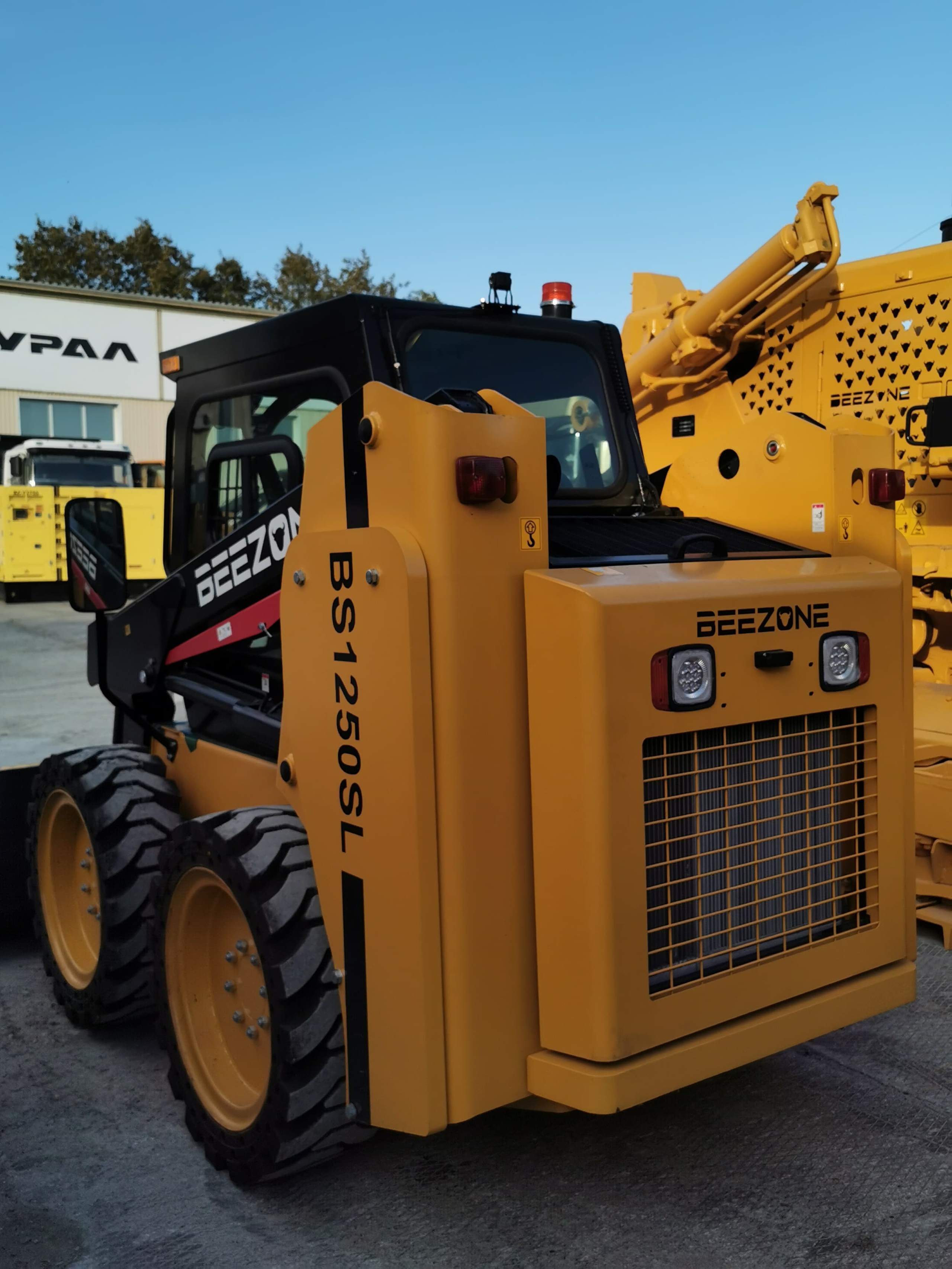 Фото миник Beezone BS1250SL. Продажа и обслуживание грузовой техники и спецтехники в г. Новосибирск компания СТИ