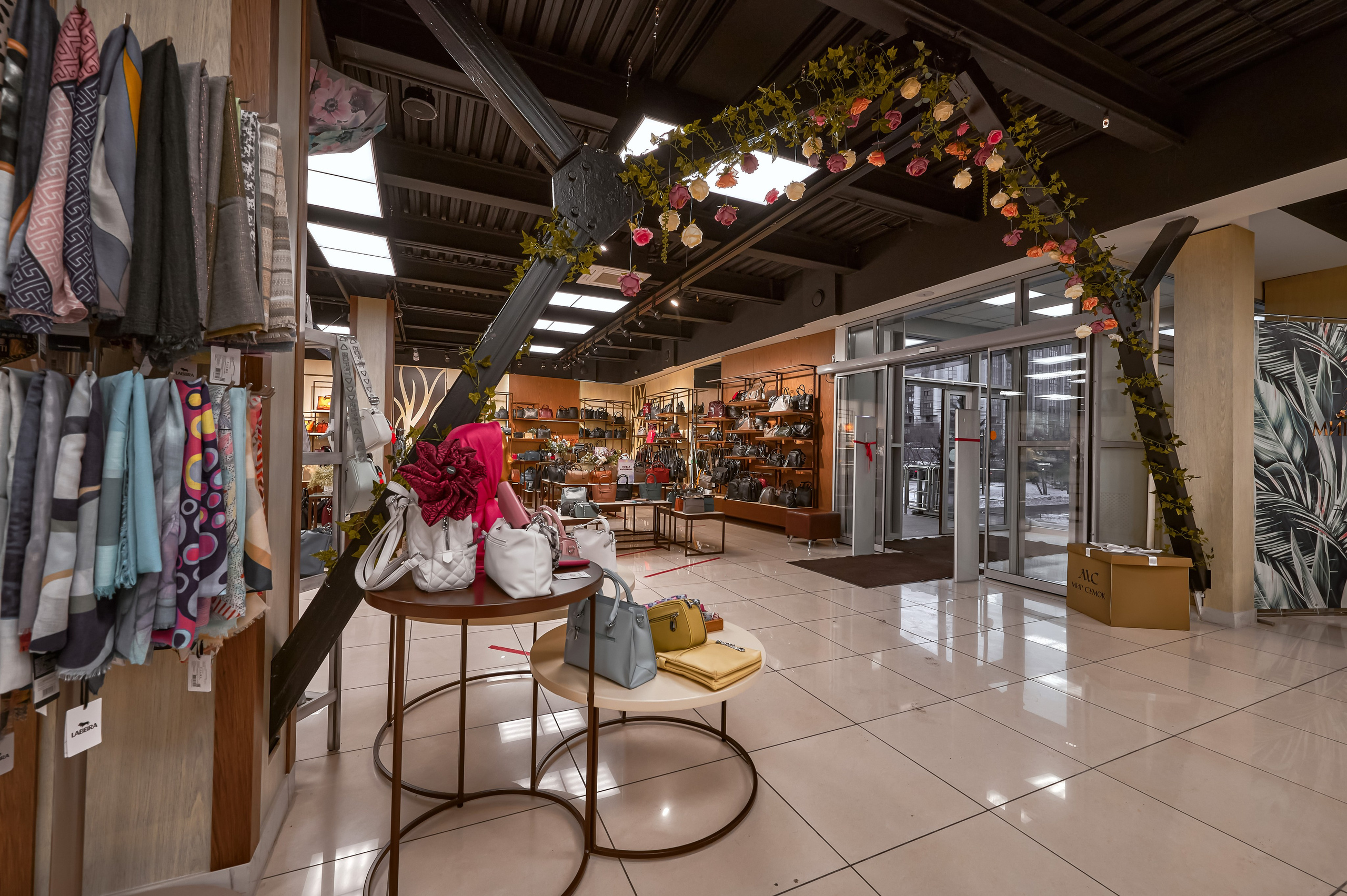 Портфолио по интерьерной и экстерьерной фотосъёмки: Мир сумок — Левый берег. Фотограф Яковлев Роман — Красноярск