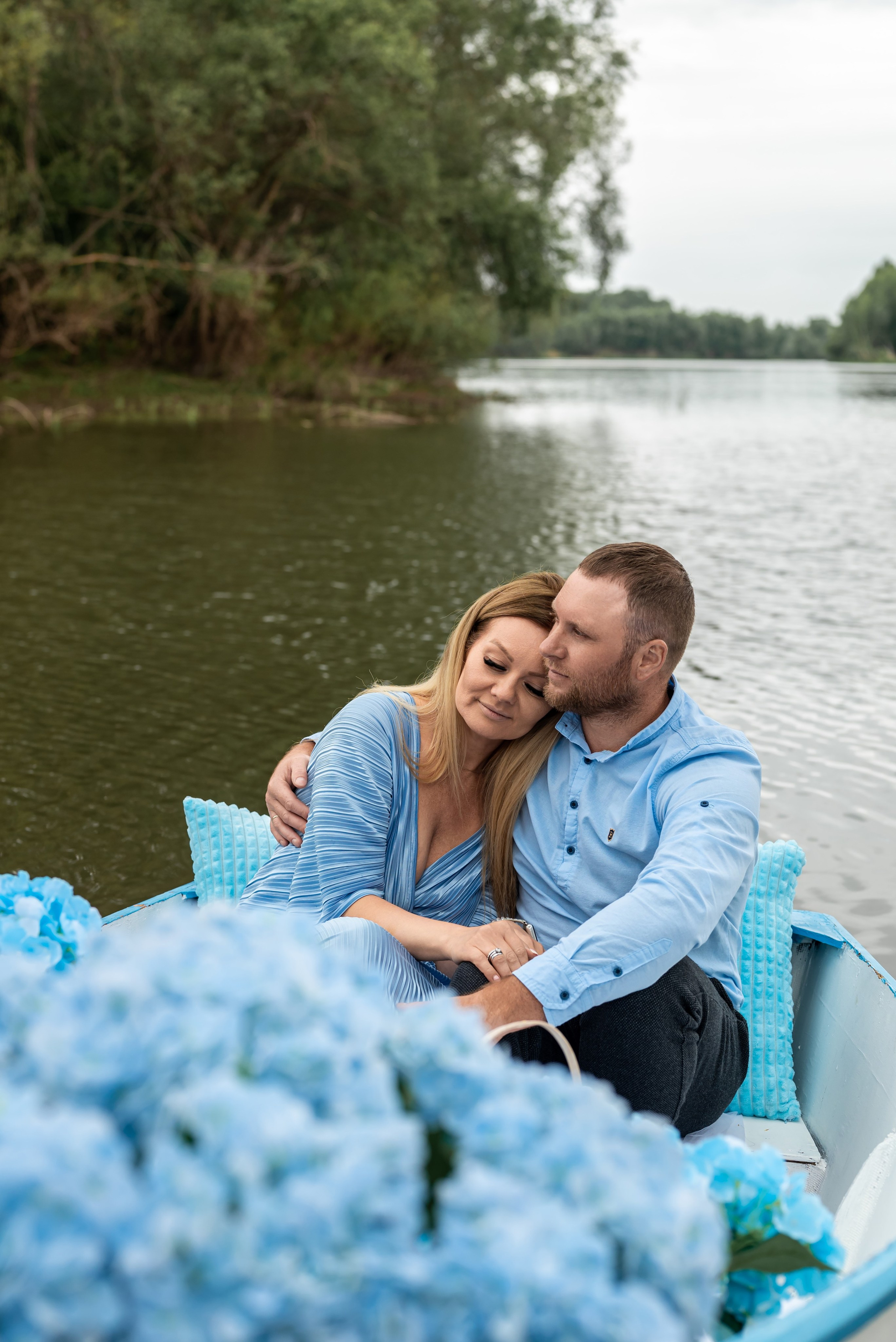 Фотопроект на лодке с голубыми гортензиями. Фотограф в городе Салават