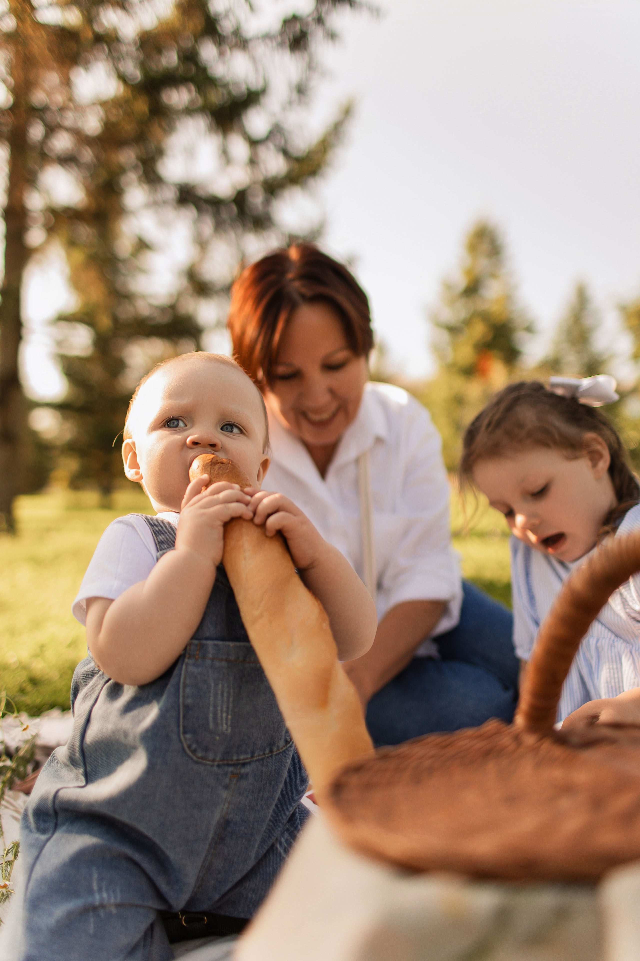 Летний день в парке. Семейная съемка — это красивый способ признаться своей семье в любви