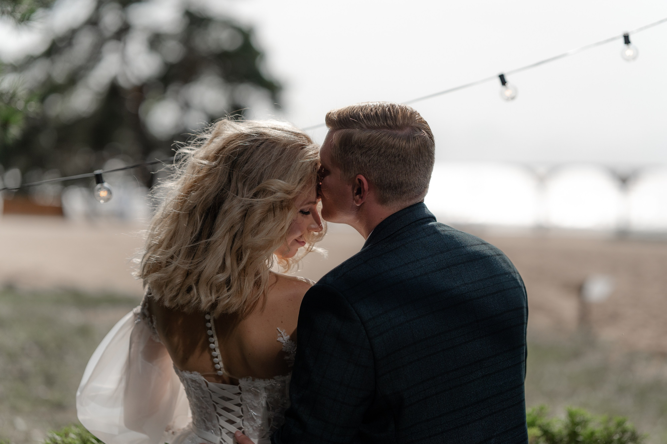 молодожены целуются на берегу финского залива курортном районе в сестрорецке