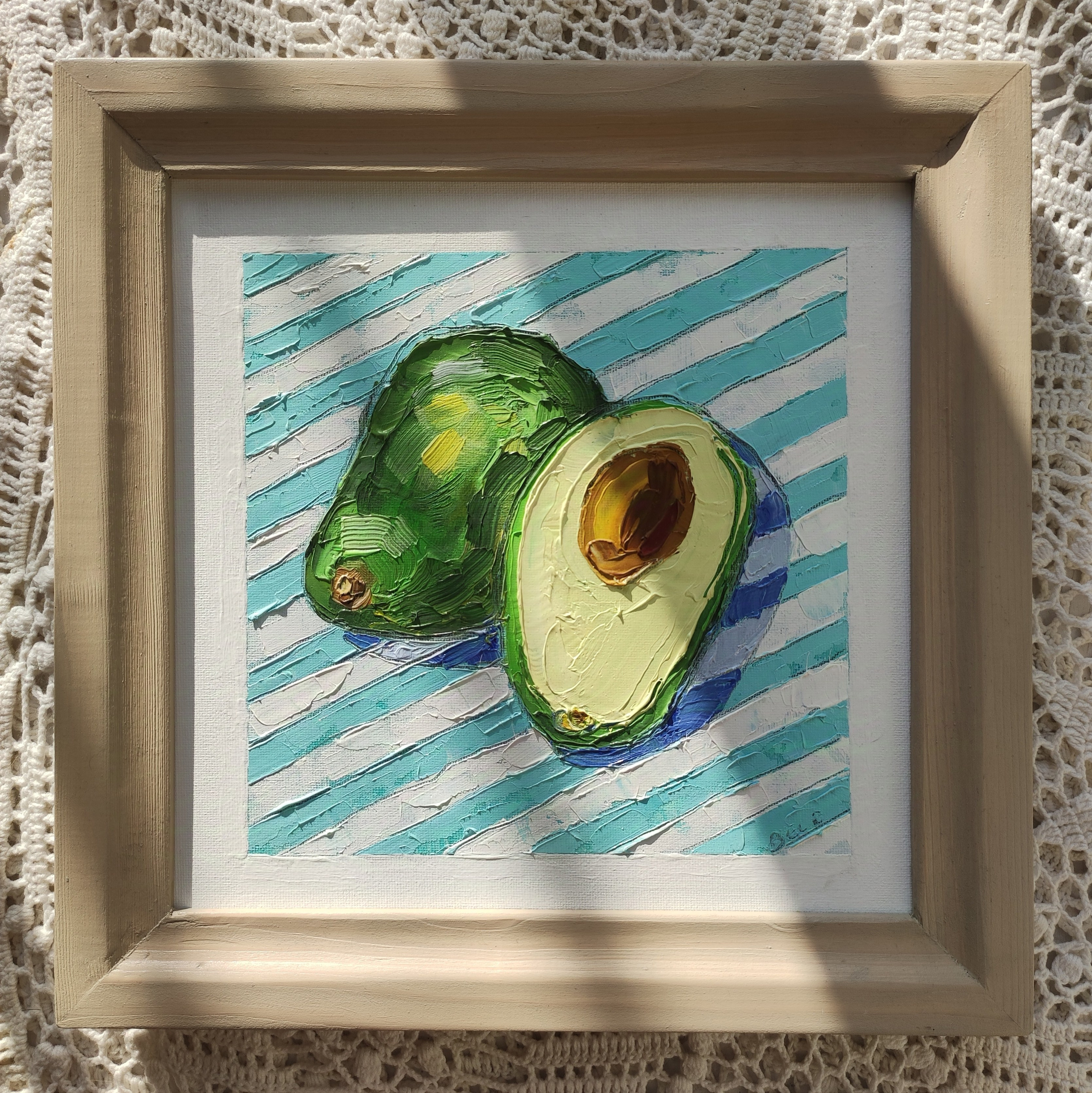 Натюрморт с авокадо в бежевой раме — интерьерная и декоративная живопись.