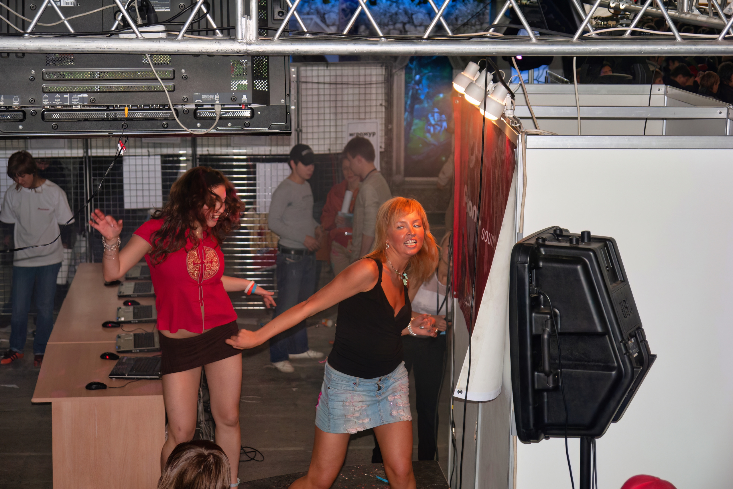 Мои фотографии с выставки Gameworld 2006 снятые на камеру Sony DSC-R1. Фотограф — видеограф в Москве Дмитрий Менделеев