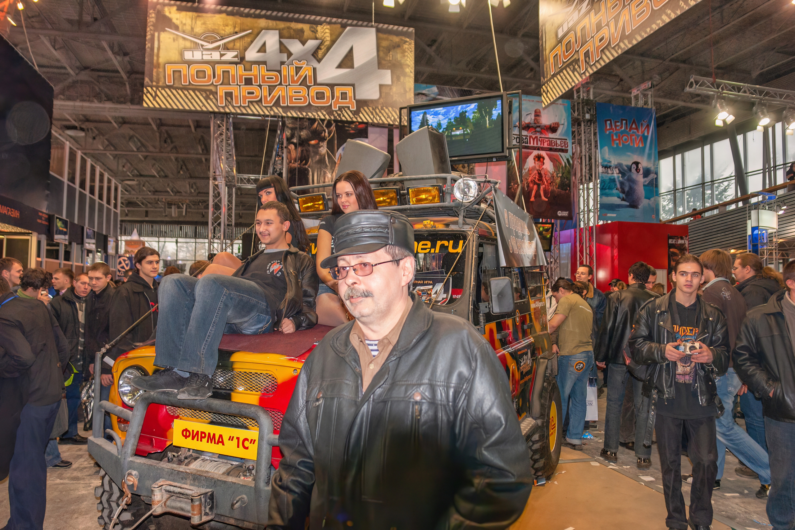 Мои фотографии с выставки Gameworld 2006 снятые на камеру Sony DSC-R1. Фотограф — видеограф в Москве Дмитрий Менделеев