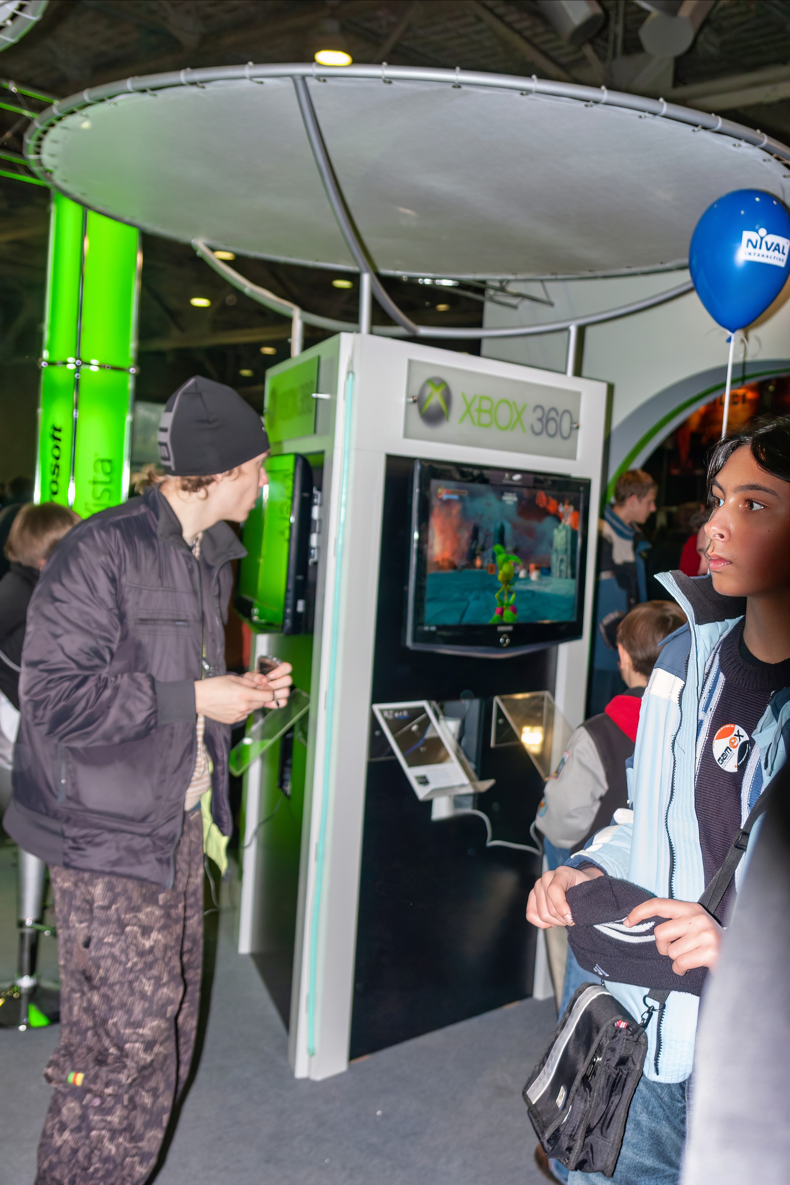 Мои фотографии с выставки Gameworld 2006 снятые на камеру Sony DSC-R1. Фотограф — видеограф в Москве Дмитрий Менделеев