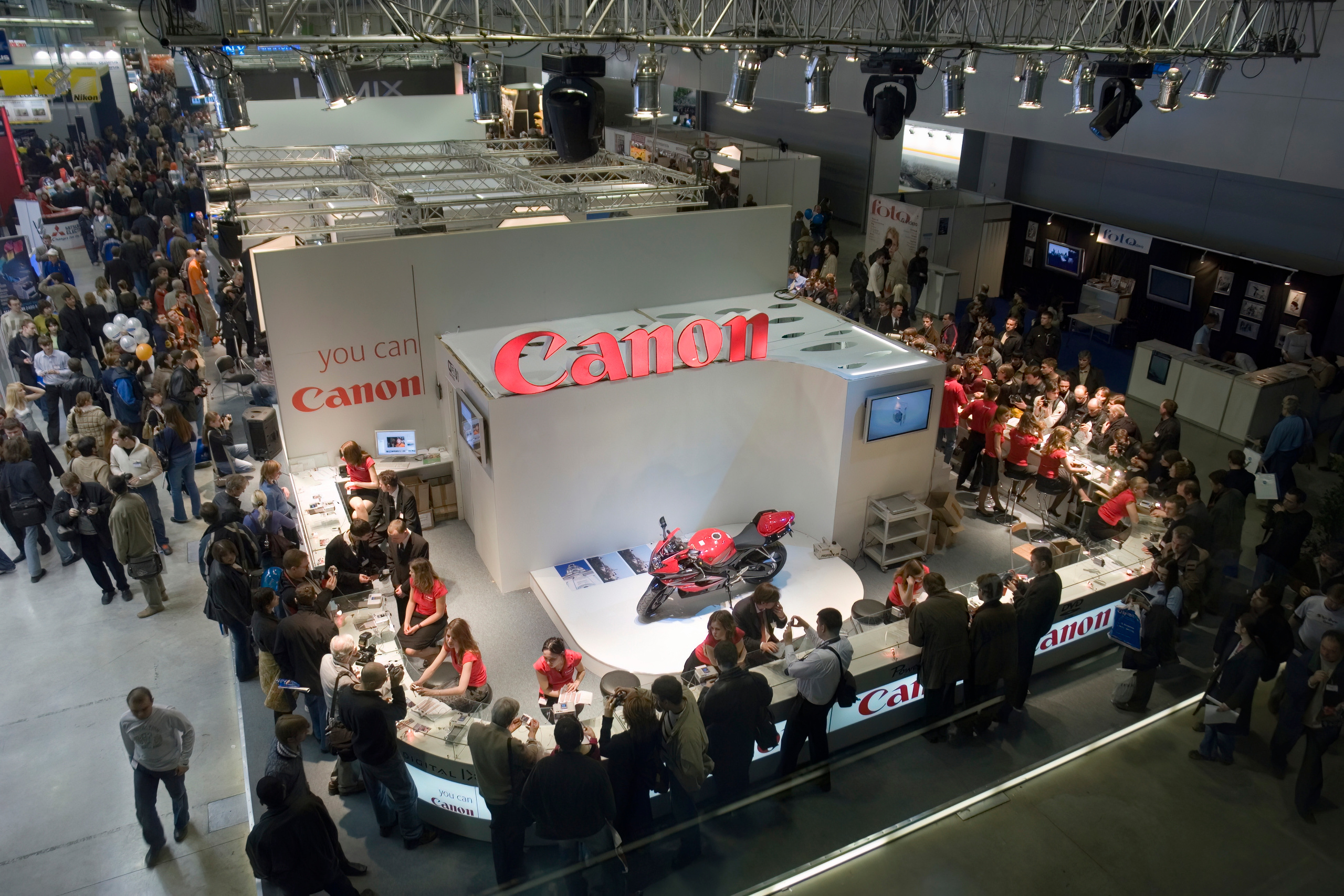 6 международная выставка Фотофорум 2006 — День 2: Часть 3. Фотограф — видеограф в Москве Дмитрий Менделеев