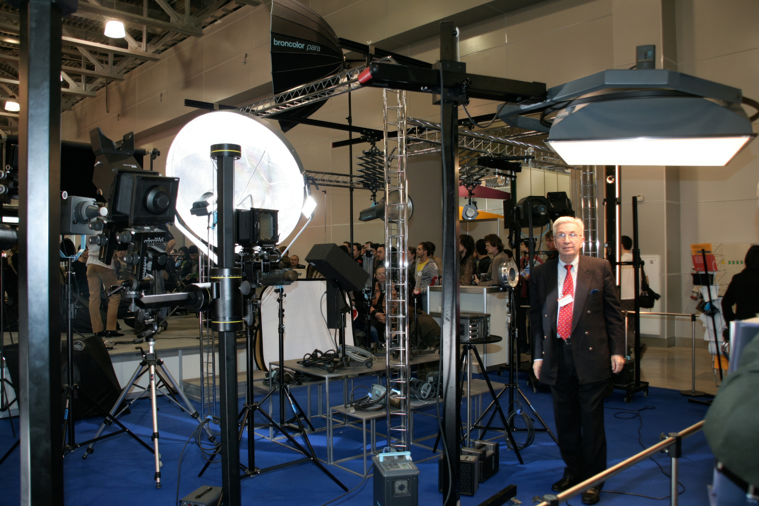 6 международная выставка в Крокус Экспо Фотофорум 2006 — День 1: Часть. Фотограф — видеограф в Москве Дмитрий Менделеев