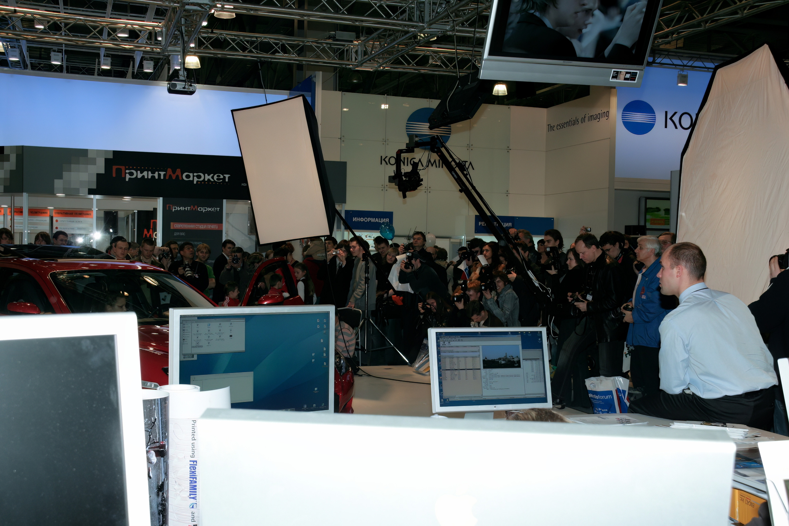 6 международная выставка Фотофорум 2006 — День 2: Часть 4. Фотограф — видеограф в Москве Дмитрий Менделеев