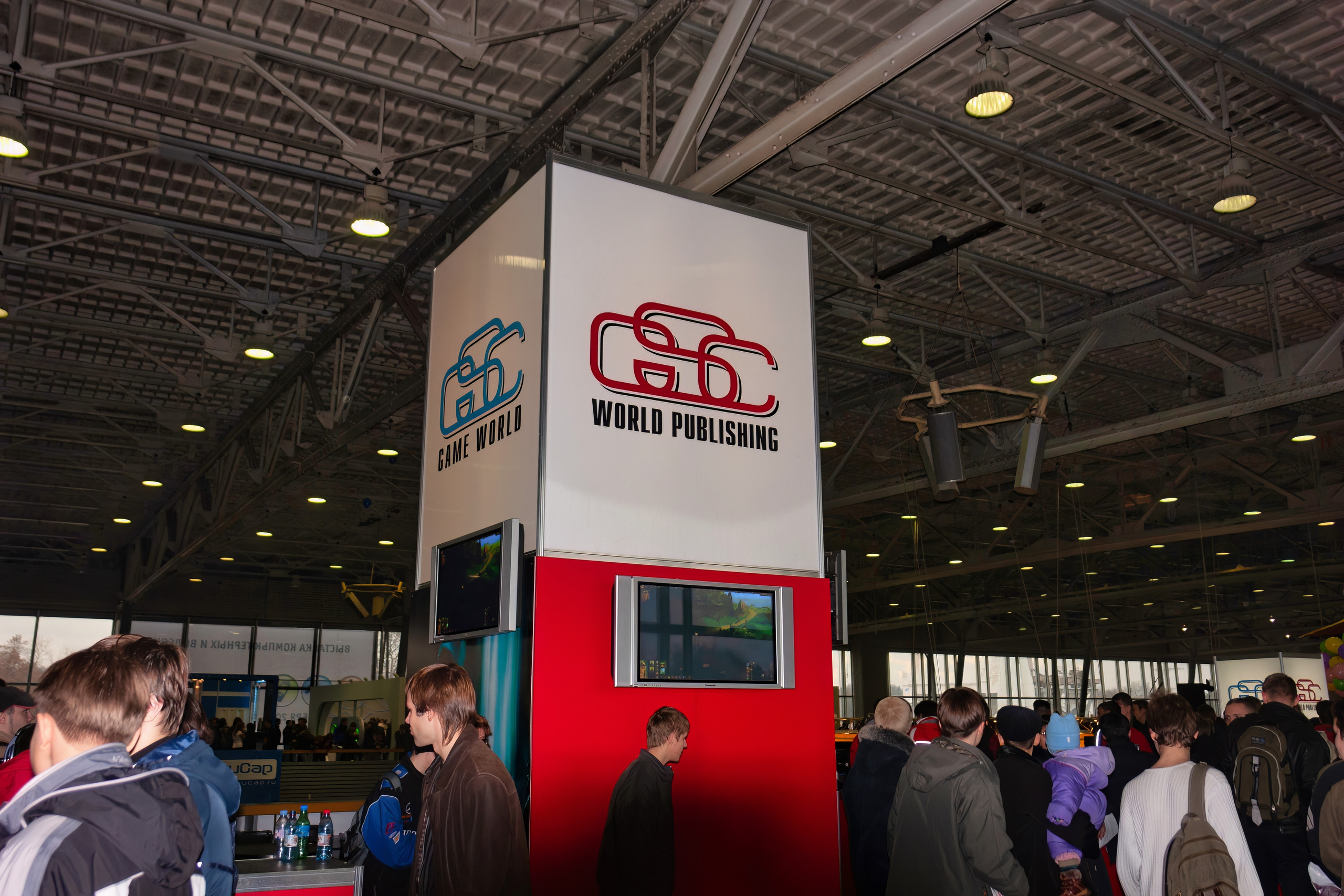 Мои фотографии с выставки Gameworld 2006 снятые на камеру Sony DSC-R1. Фотограф — видеограф в Москве Дмитрий Менделеев