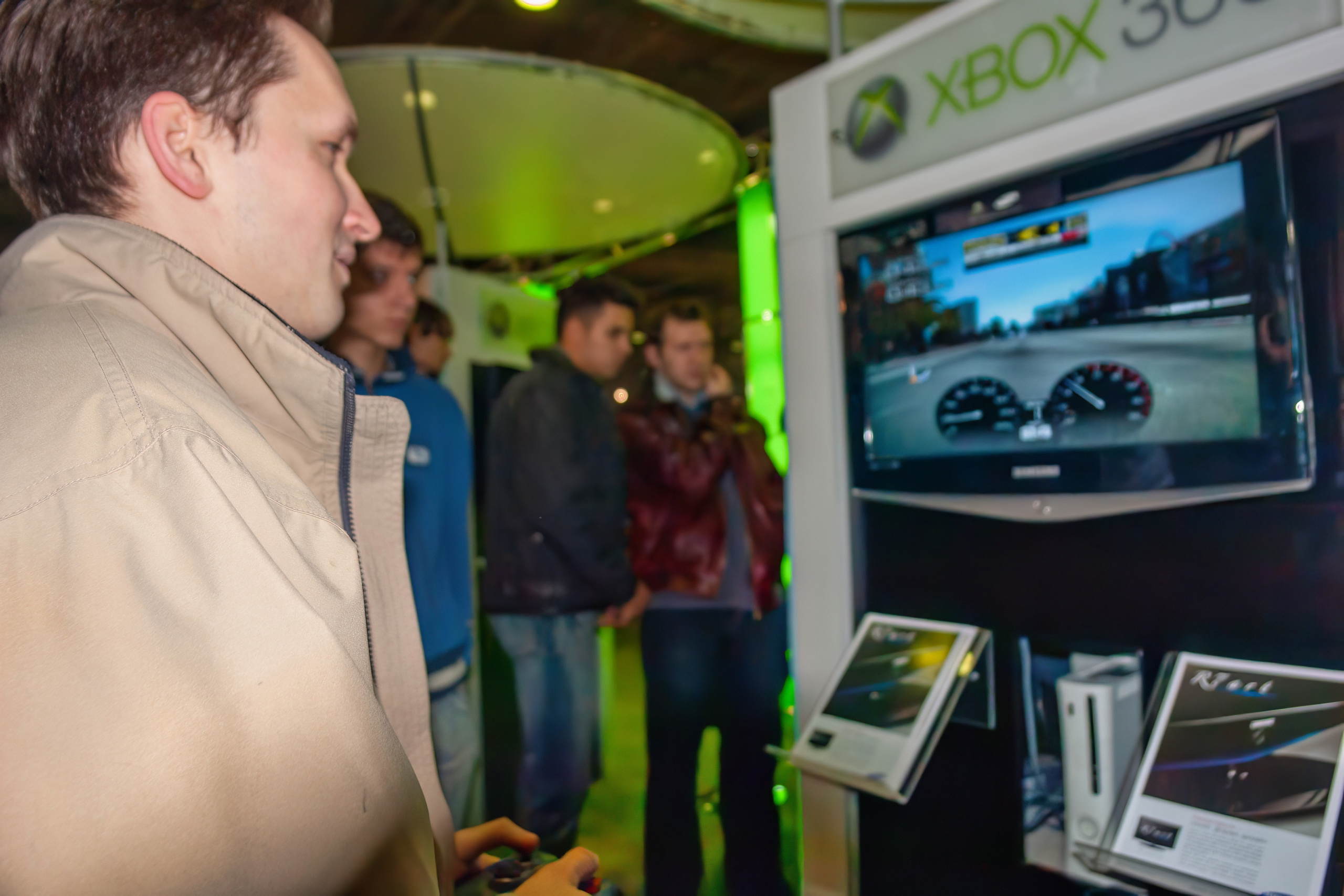 Мои фотографии с выставки Gameworld 2006 снятые на камеру Sony DSC-R1. Фотограф — видеограф в Москве Дмитрий Менделеев