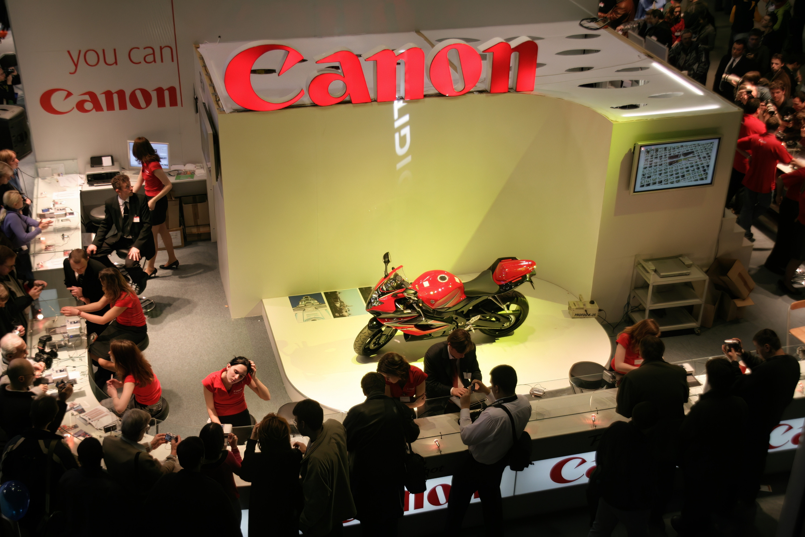 6 международная выставка Фотофорум 2006 — День 2: Часть 4. Фотограф — видеограф в Москве Дмитрий Менделеев