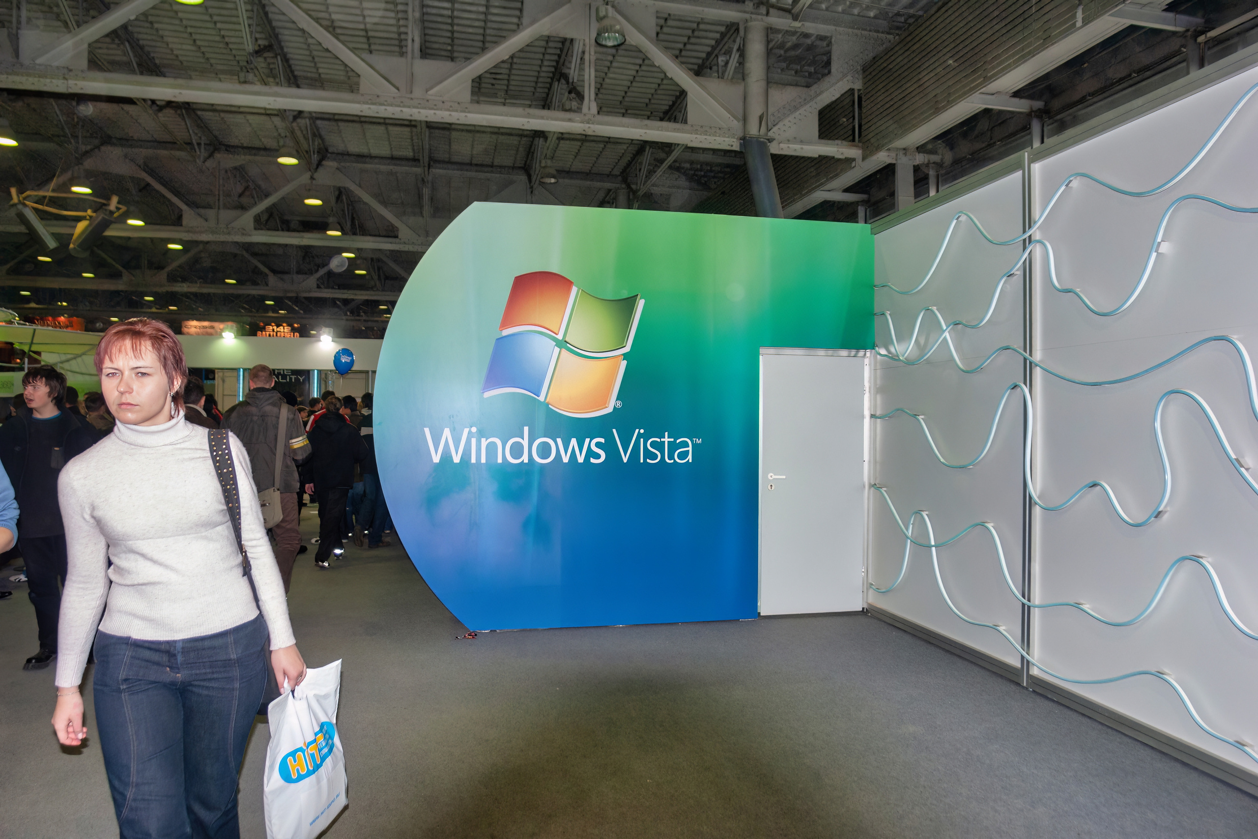 Мои фотографии с выставки Gameworld 2006 снятые на камеру Sony DSC-R1. Фотограф — видеограф в Москве Дмитрий Менделеев