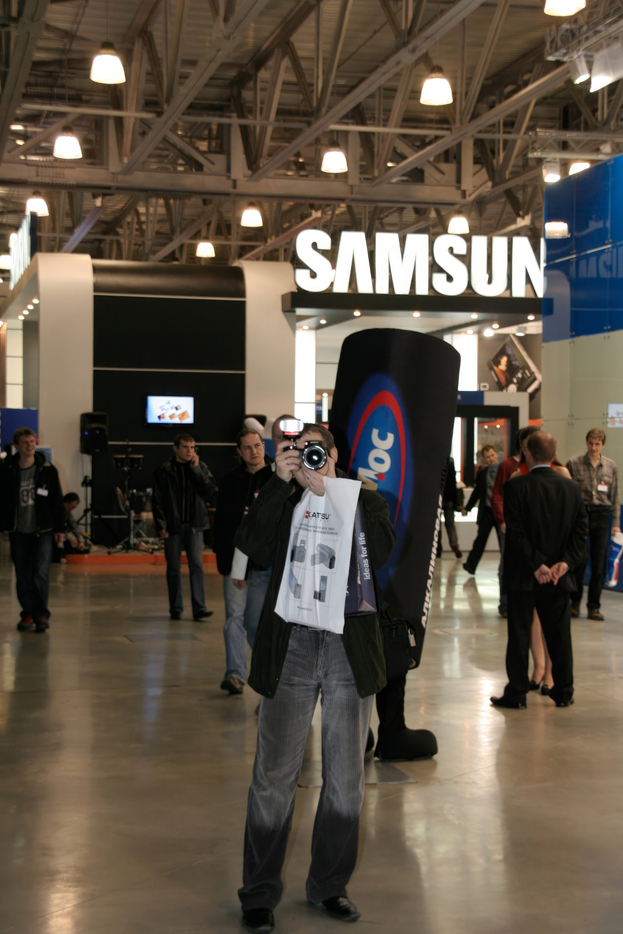 6 международная выставка в Крокус Экспо Фотофорум 2006 — День 1: Часть. Фотограф — видеограф в Москве Дмитрий Менделеев