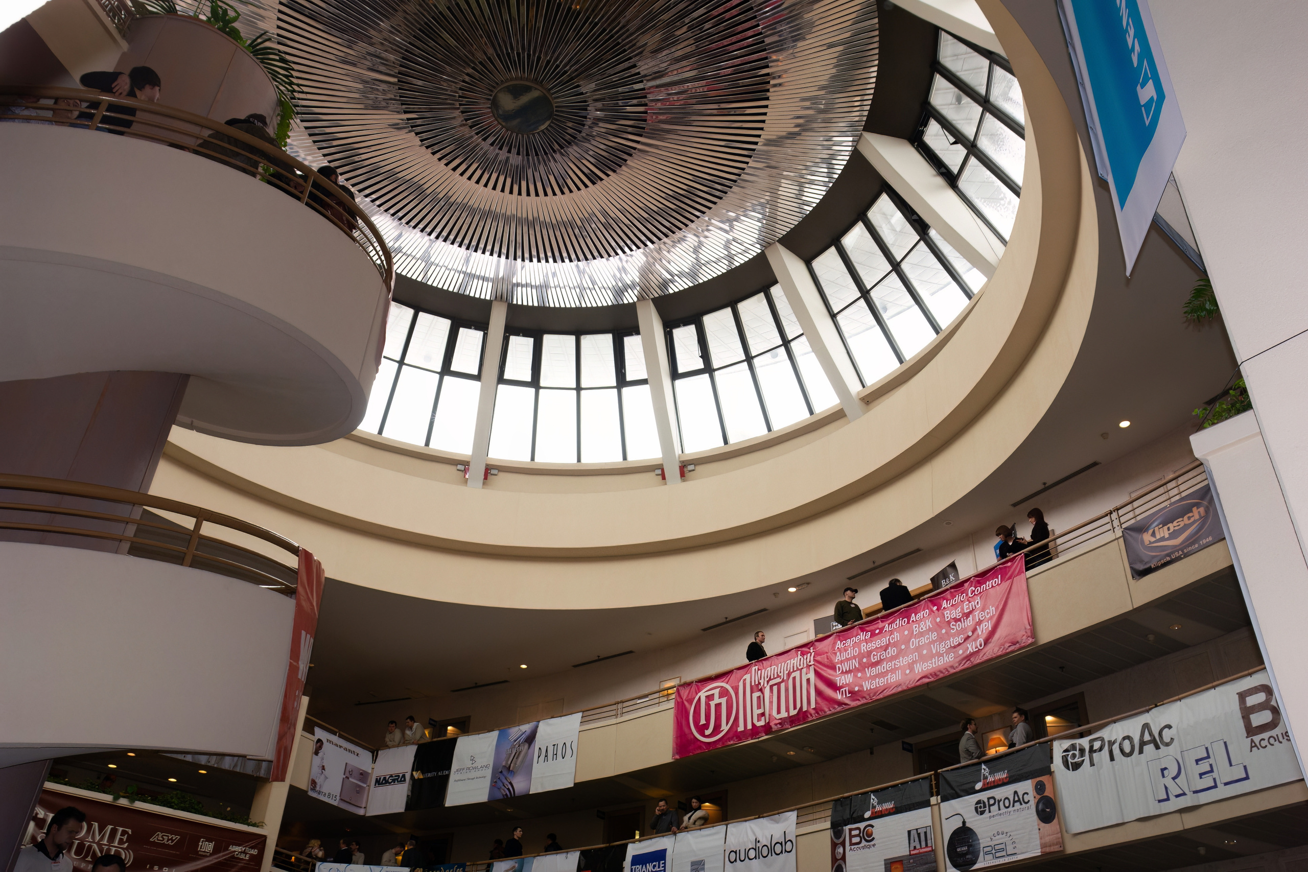 Уникальная выставка Hi-Fi HDI Show в 2006 в Ирис Конгресс Отеле. Фотограф — видеограф в Москве Дмитрий Менделеев