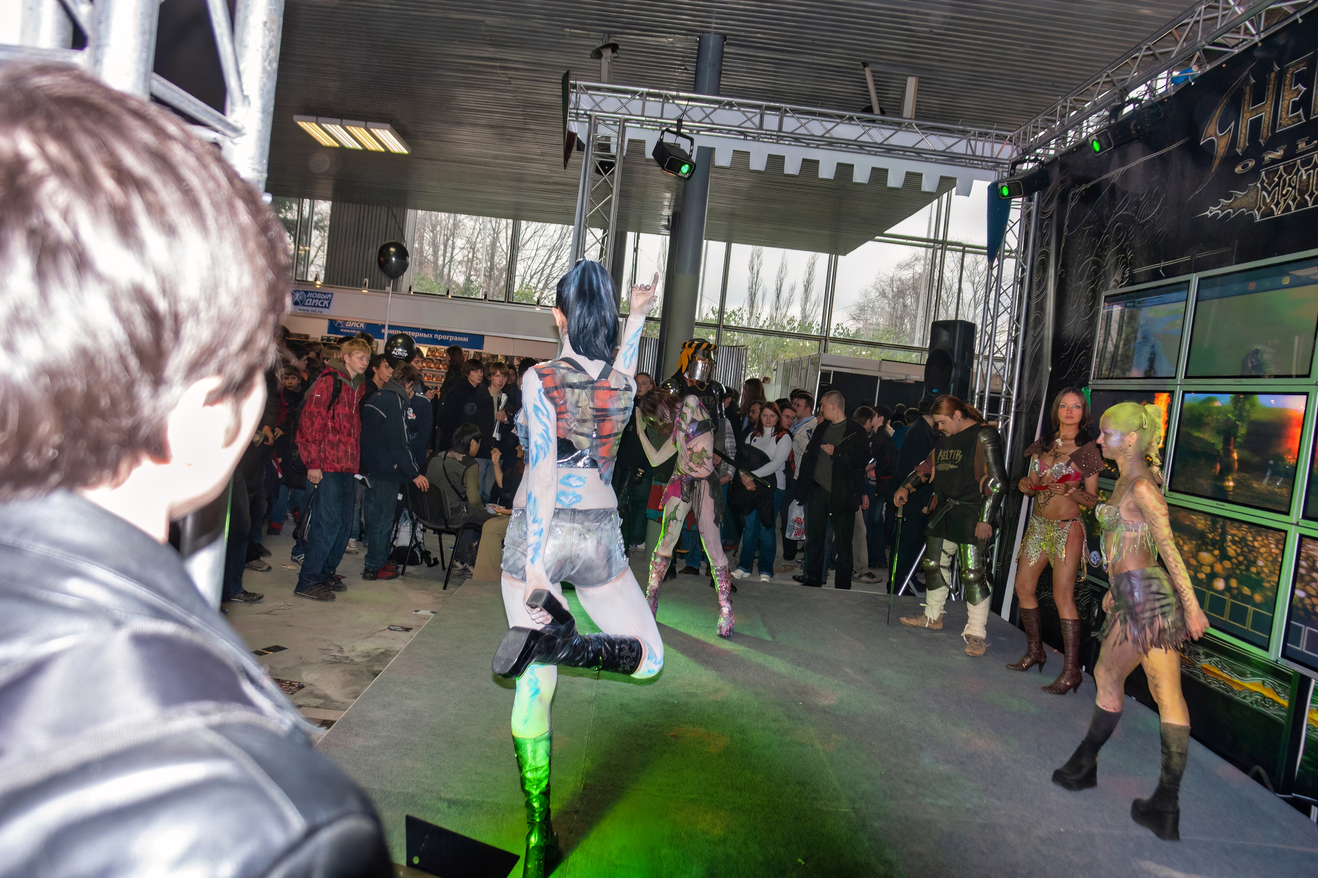 Мои фотографии с выставки Gameworld 2006 снятые на камеру Sony DSC-R1. Фотограф — видеограф в Москве Дмитрий Менделеев