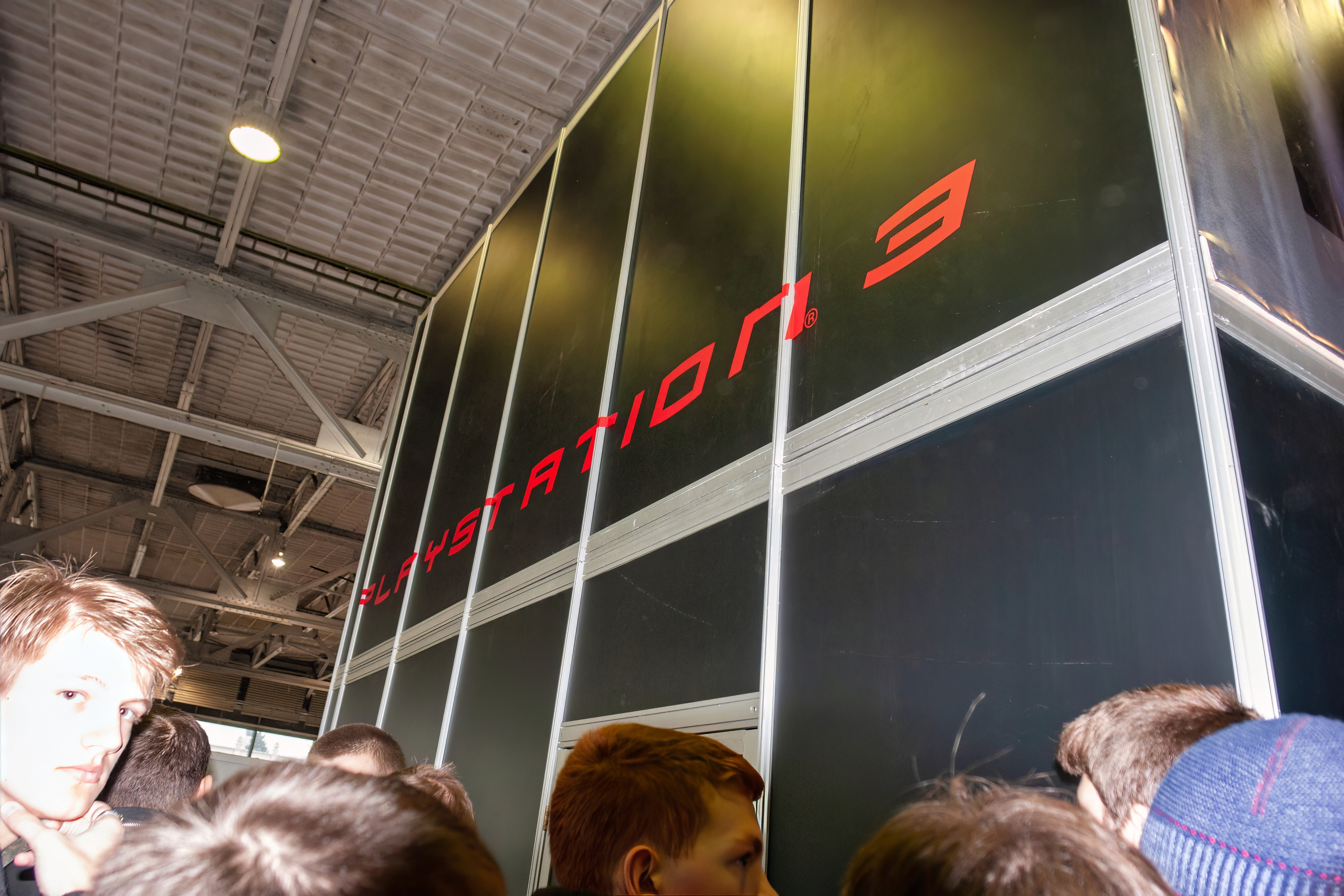 Мои фотографии с выставки Gameworld 2006 снятые на камеру Sony DSC-R1. Фотограф — видеограф в Москве Дмитрий Менделеев