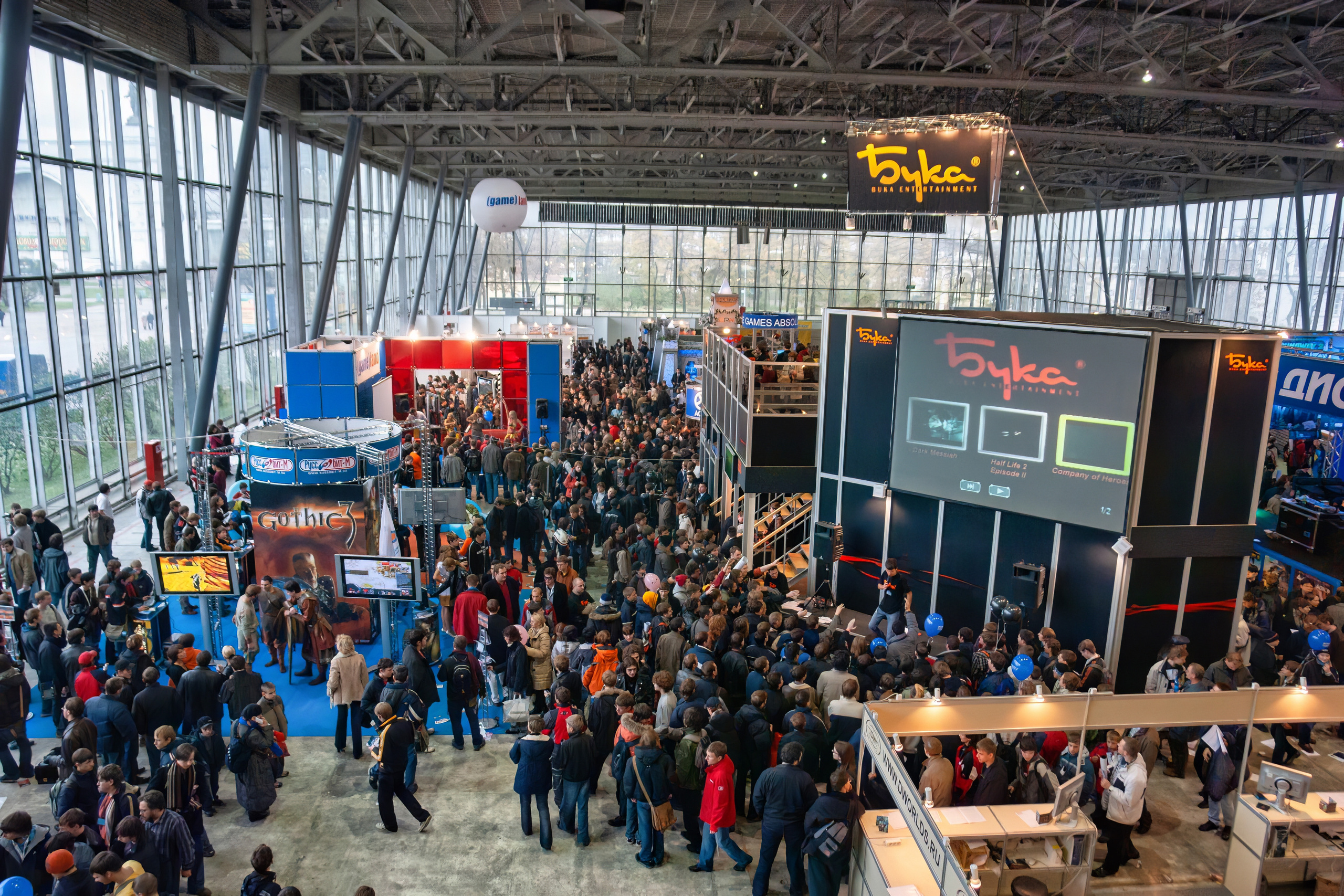 Мои фотографии с выставки Gameworld 2006 снятые на камеру Sony DSC-R1. Фотограф — видеограф в Москве Дмитрий Менделеев