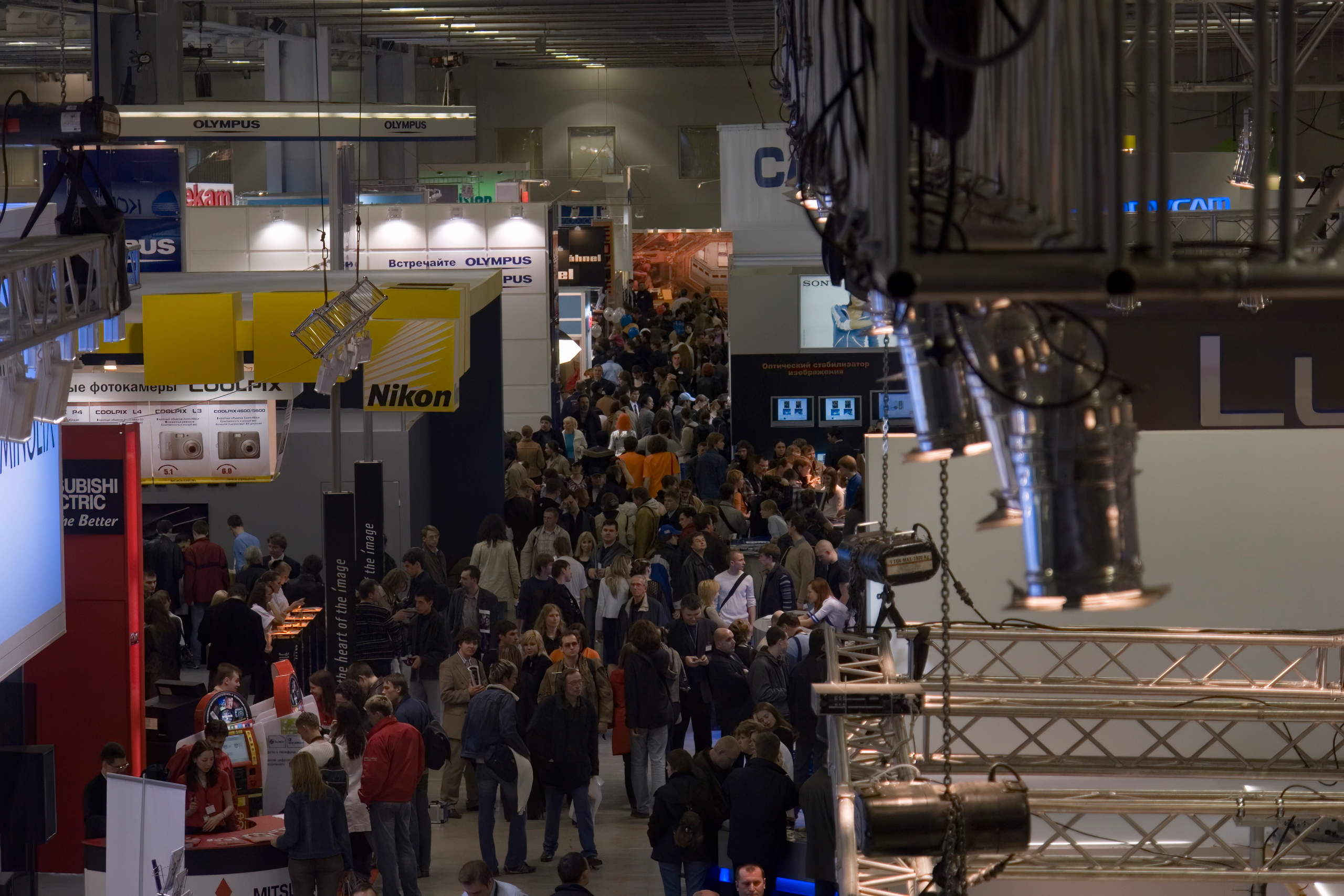 6 международная выставка Фотофорум 2006 — День 2: Часть 3. Фотограф — видеограф в Москве Дмитрий Менделеев