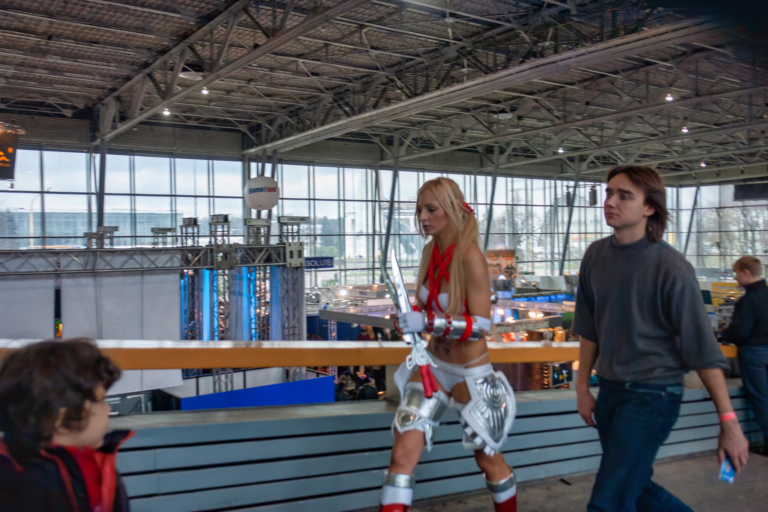 Мои фотографии с выставки Gameworld 2006 снятые на камеру Sony DSC-R1. Фотограф — видеограф в Москве Дмитрий Менделеев