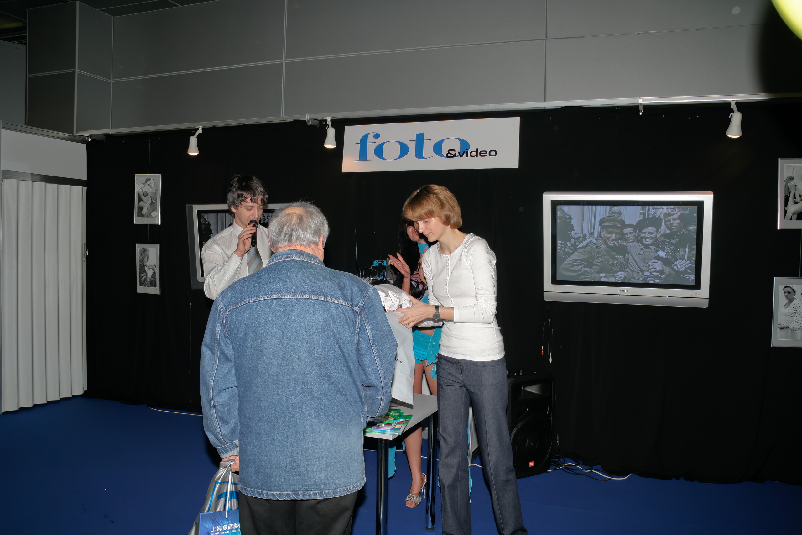 6 международная выставка Фотофорум 2006 — День 2: Часть 4. Фотограф — видеограф в Москве Дмитрий Менделеев