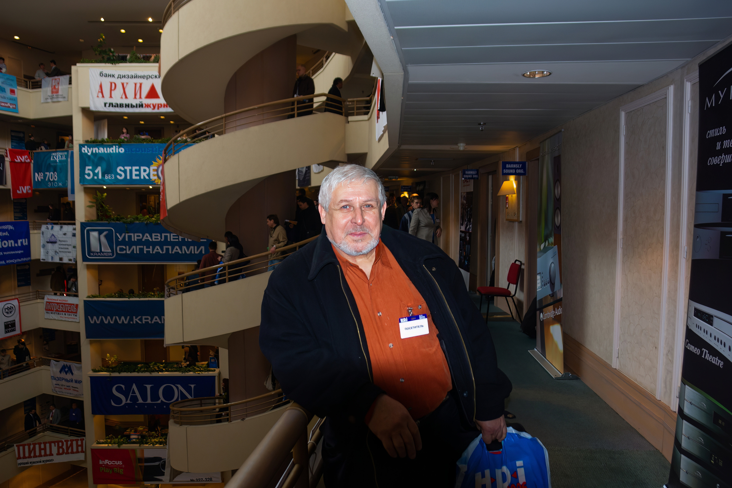 Мой отец! До конца жизни любил Hi-Fi технику.