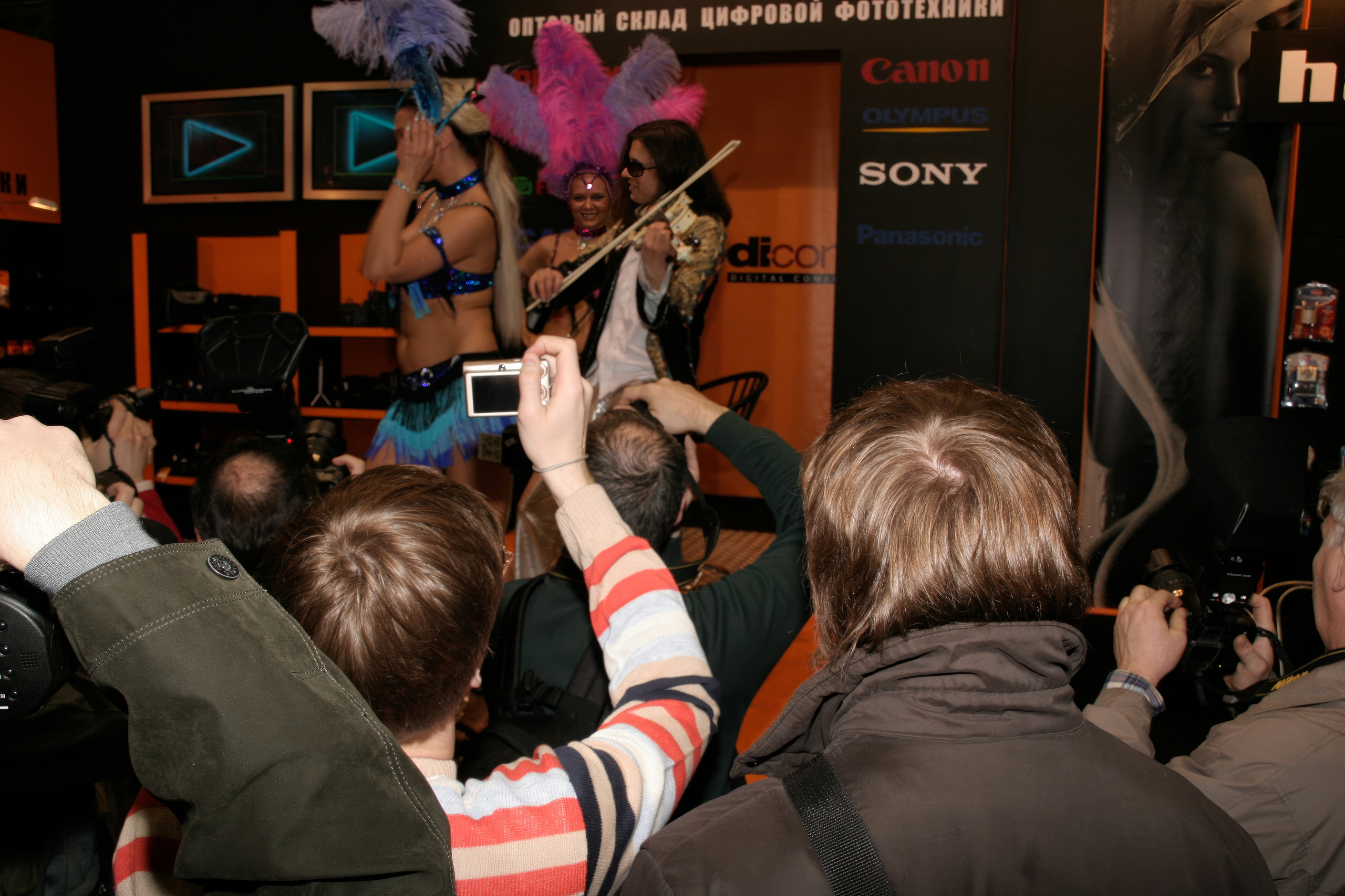 6 международная выставка в Крокус Экспо Фотофорум 2006 — День 1: Часть. Фотограф — видеограф в Москве Дмитрий Менделеев