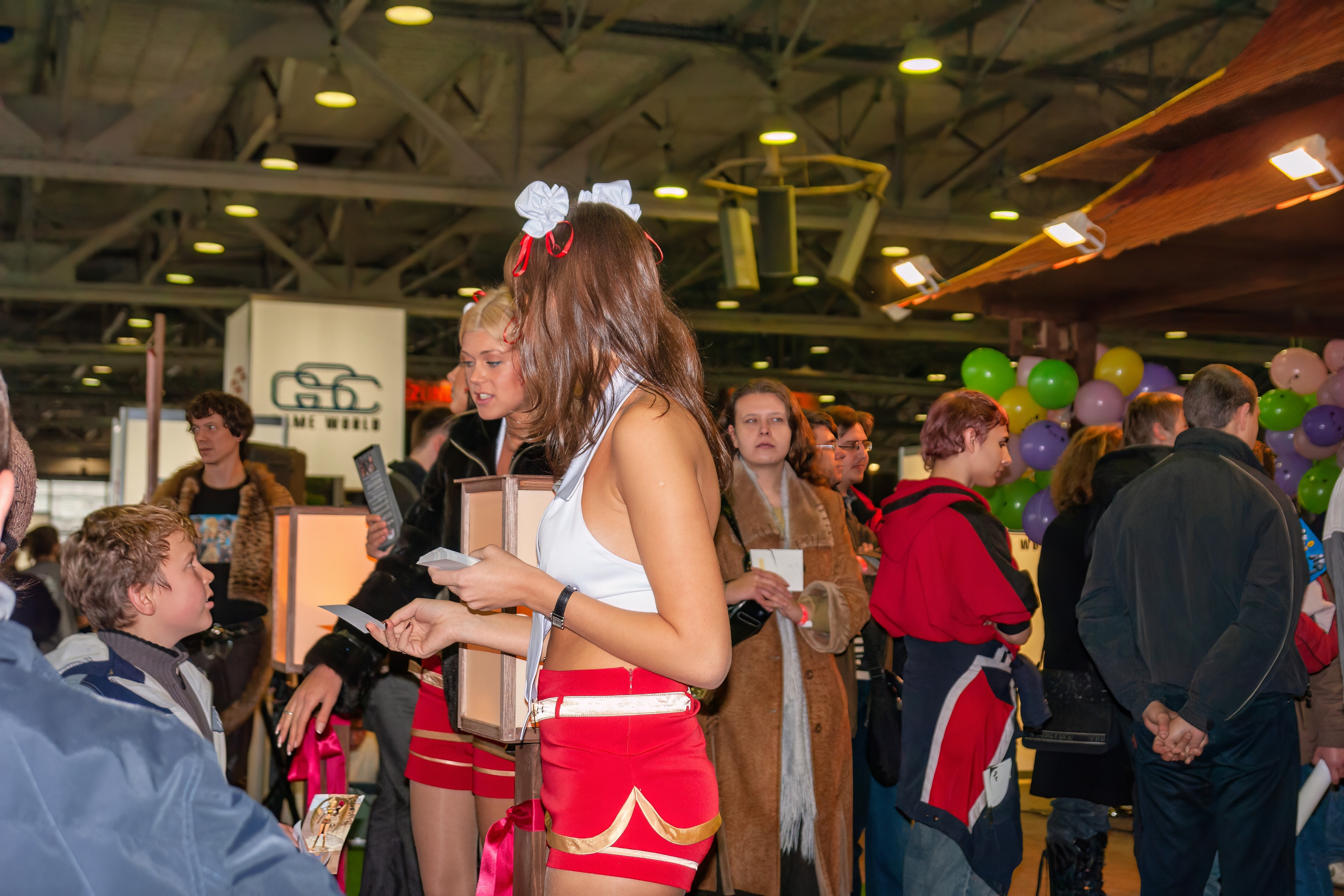 Мои фотографии с выставки Gameworld 2006 снятые на камеру Sony DSC-R1. Фотограф — видеограф в Москве Дмитрий Менделеев