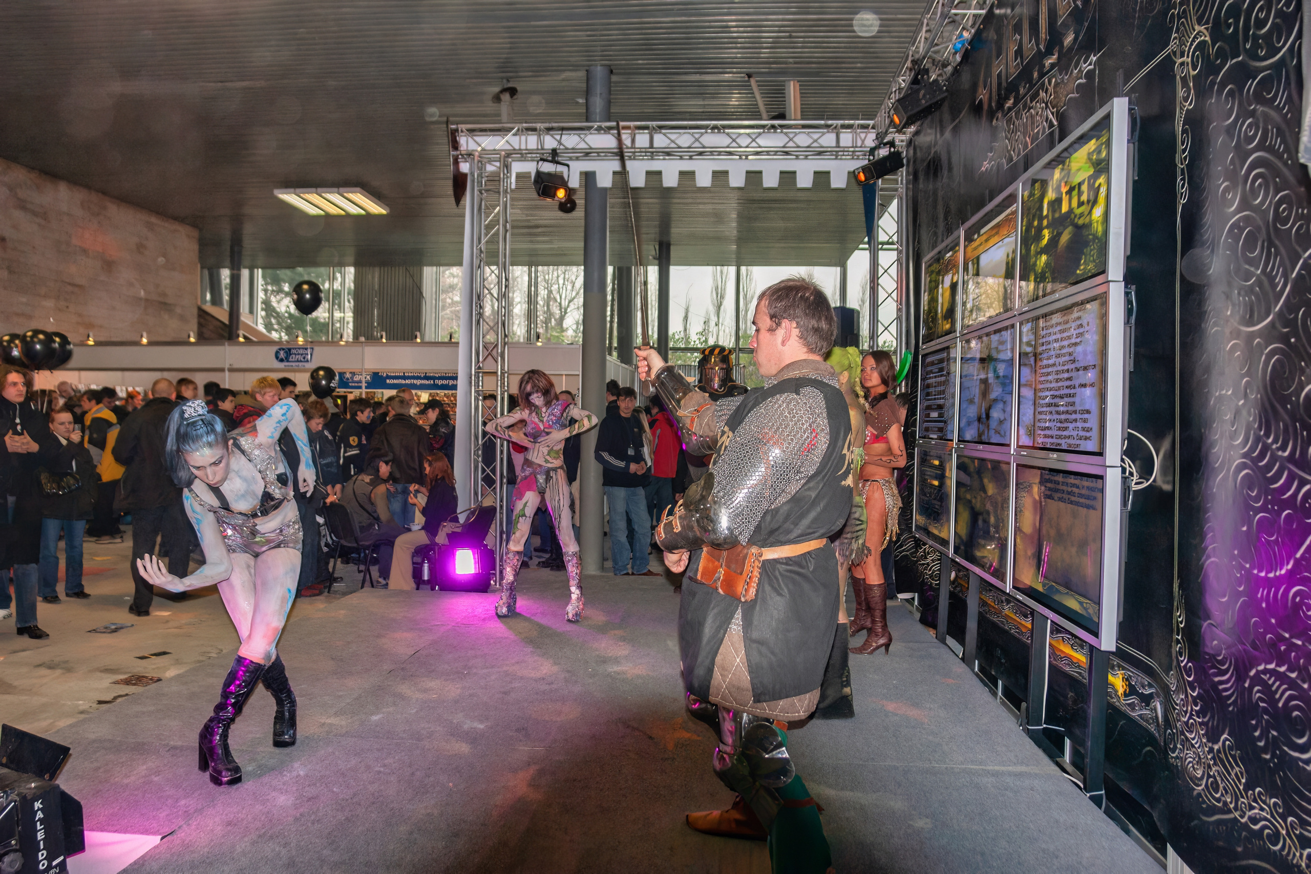 Мои фотографии с выставки Gameworld 2006 снятые на камеру Sony DSC-R1. Фотограф — видеограф в Москве Дмитрий Менделеев