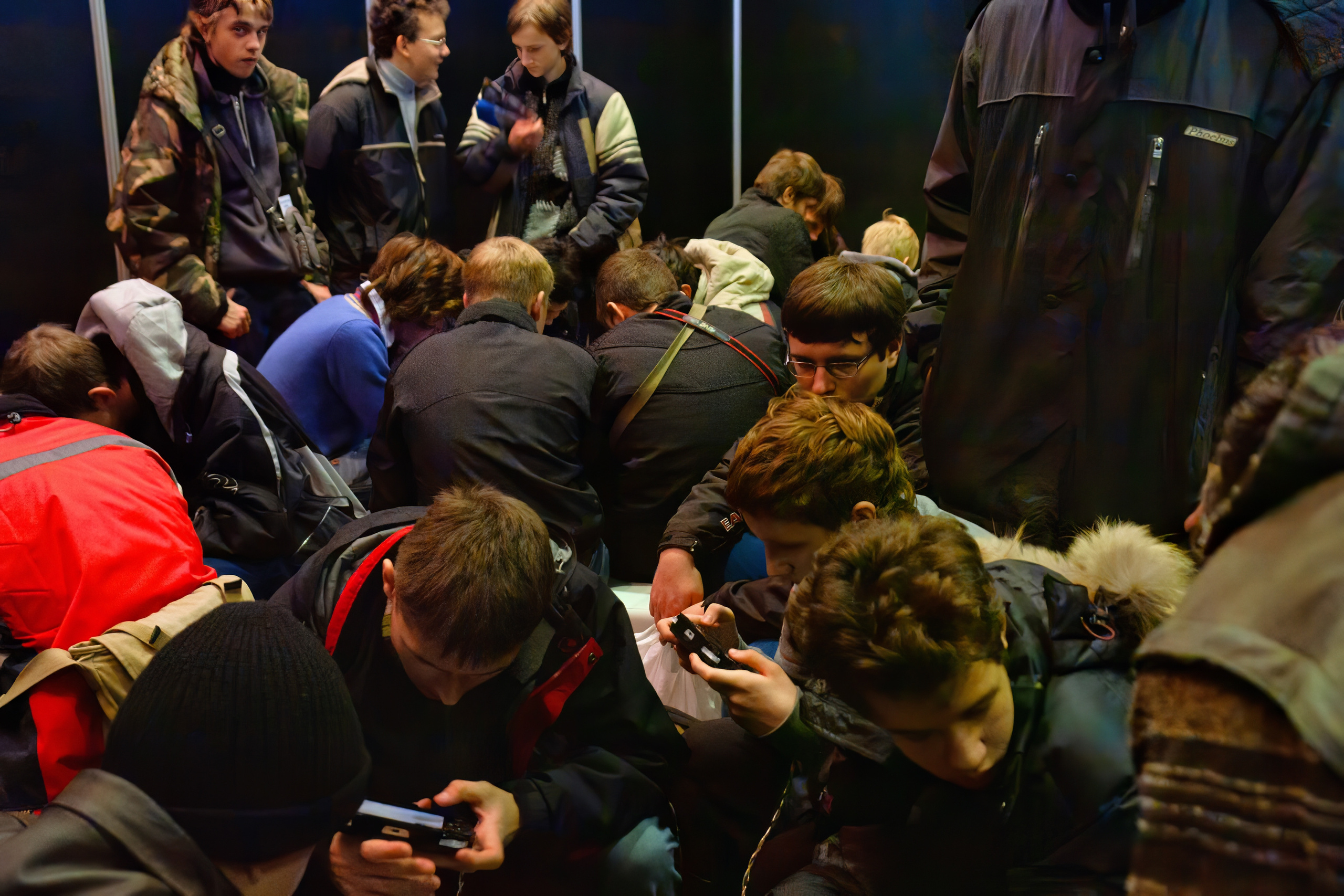 Мои фотографии с выставки Gameworld 2006 снятые на камеру Sony DSC-R1. Фотограф — видеограф в Москве Дмитрий Менделеев