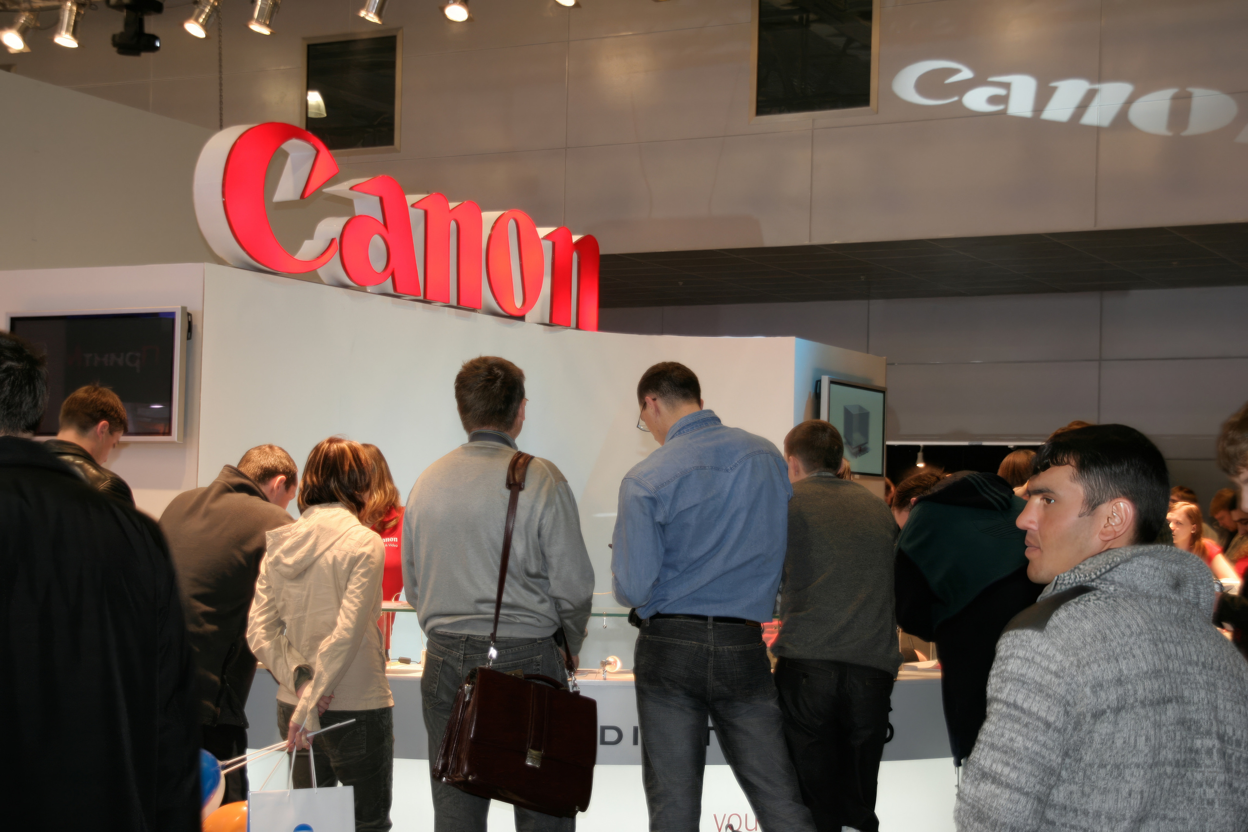 6 международная выставка в Крокус Экспо Фотофорум 2006 — День 1: Часть. Фотограф — видеограф в Москве Дмитрий Менделеев