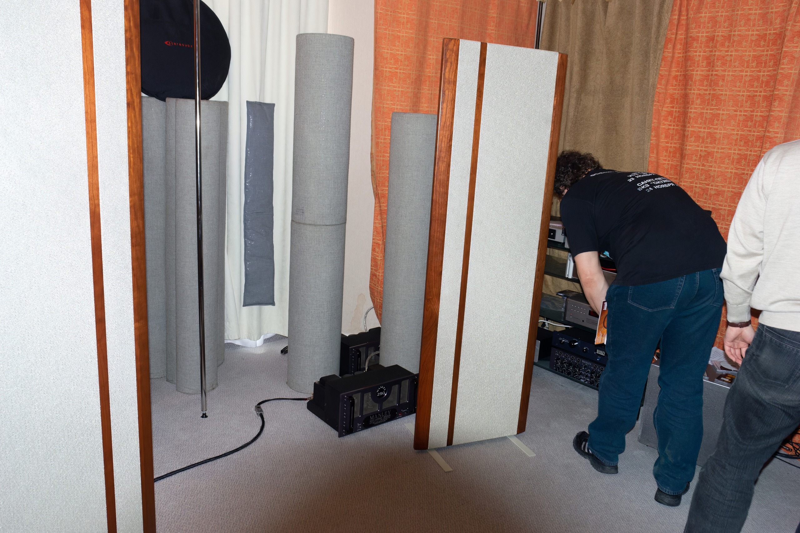 Уникальная выставка Hi-Fi HDI Show в 2006 в Ирис Конгресс Отеле. Фотограф — видеограф в Москве Дмитрий Менделеев