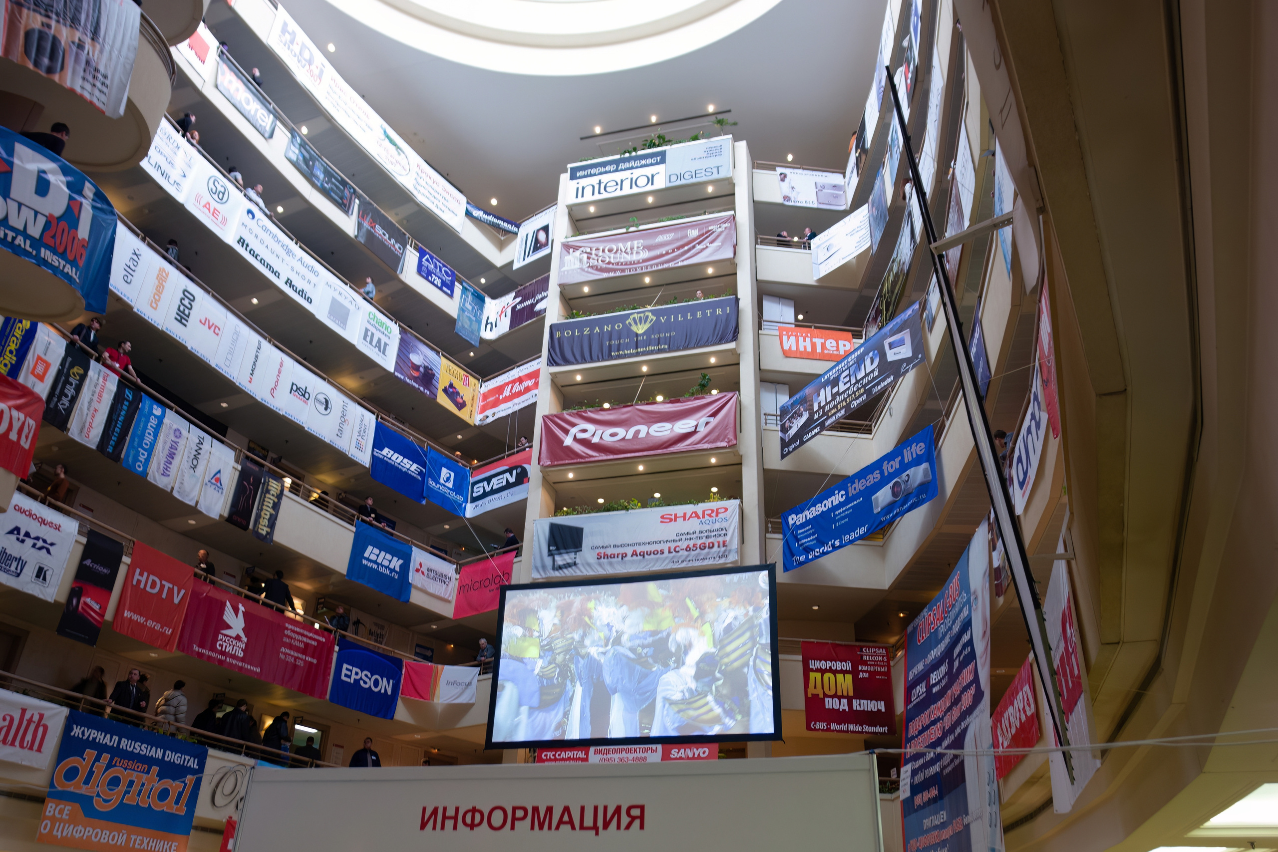 Сразу видно что масштабы выставки впечатляют.