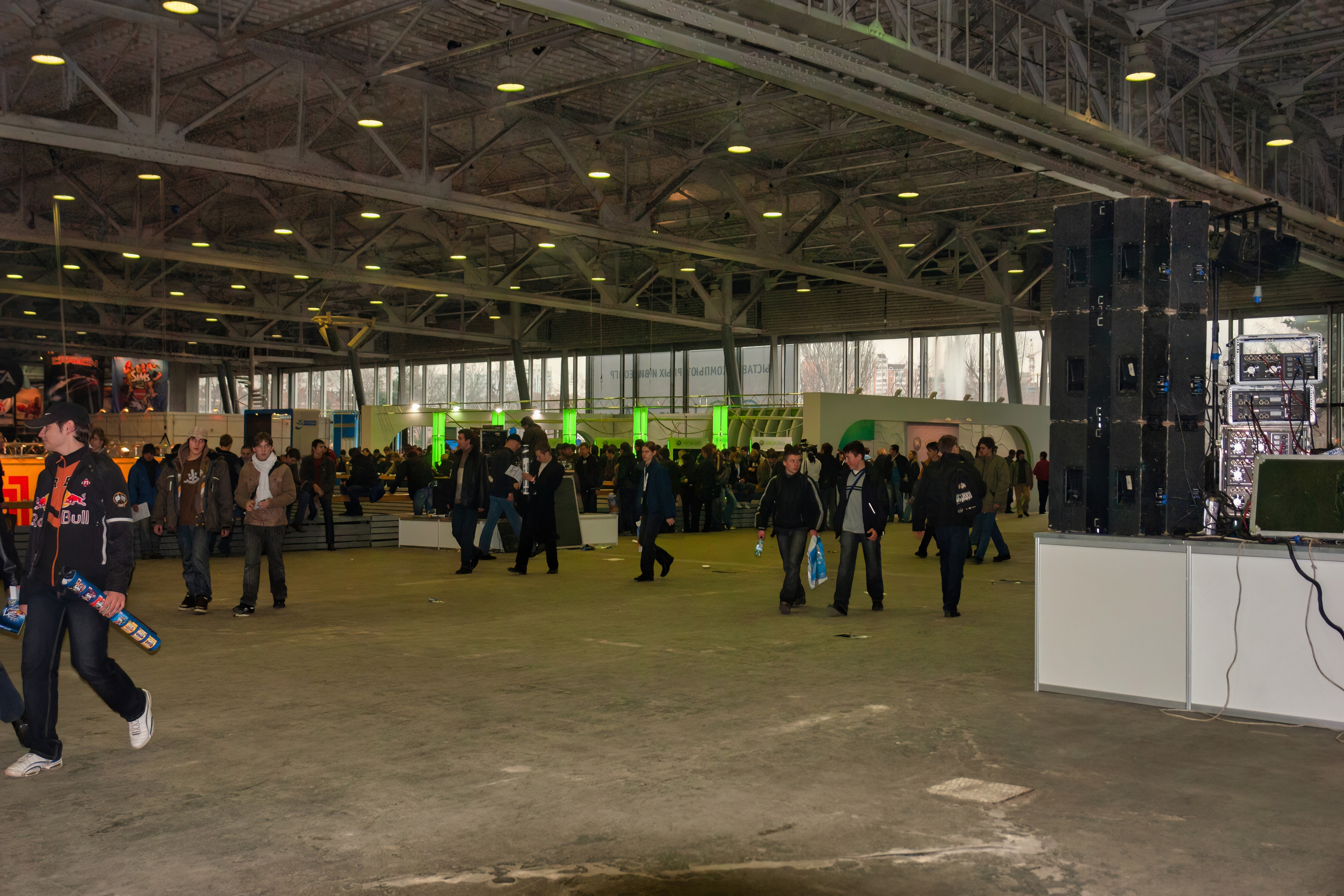 Мои фотографии с выставки Gameworld 2006 снятые на камеру Sony DSC-R1. Фотограф — видеограф в Москве Дмитрий Менделеев