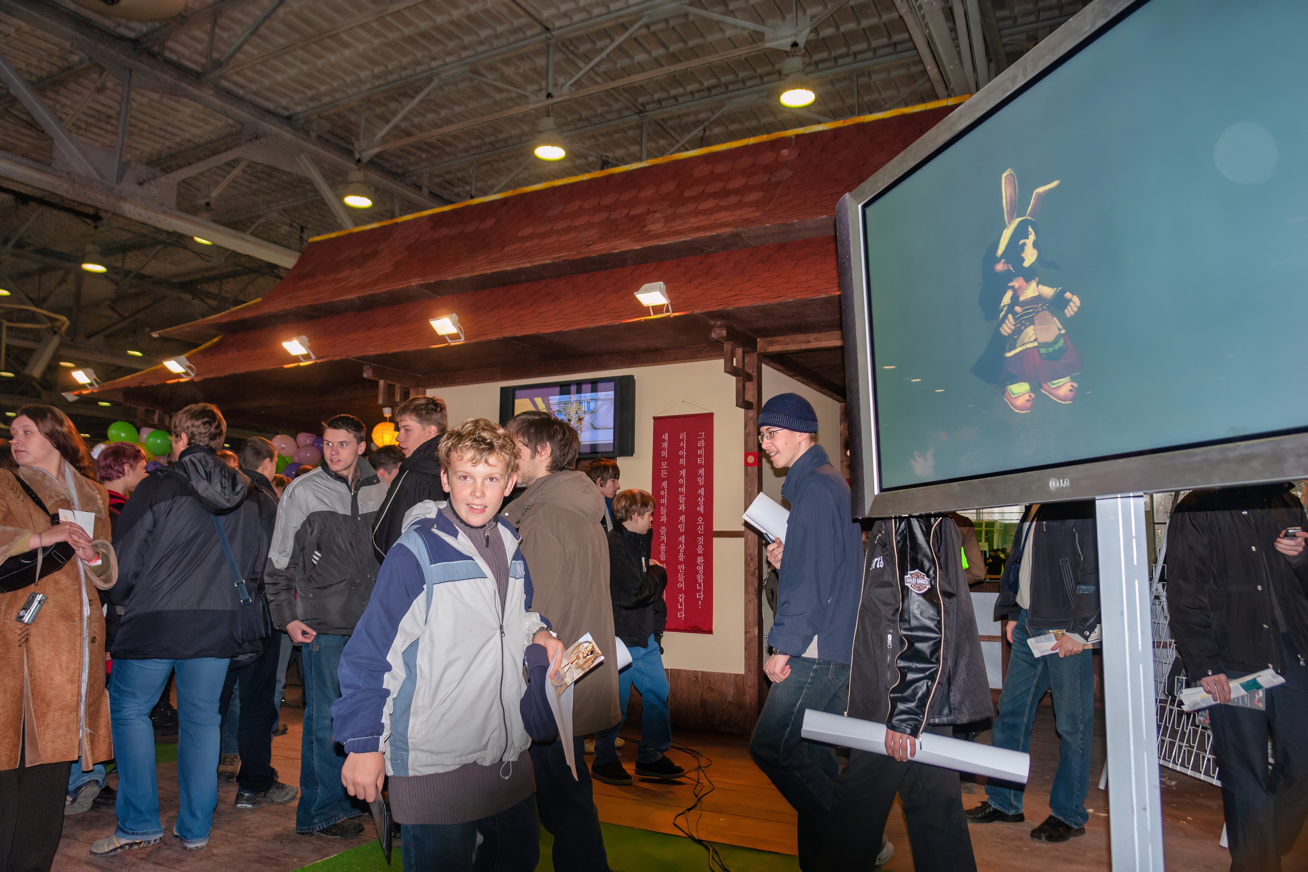 Мои фотографии с выставки Gameworld 2006 снятые на камеру Sony DSC-R1. Фотограф — видеограф в Москве Дмитрий Менделеев