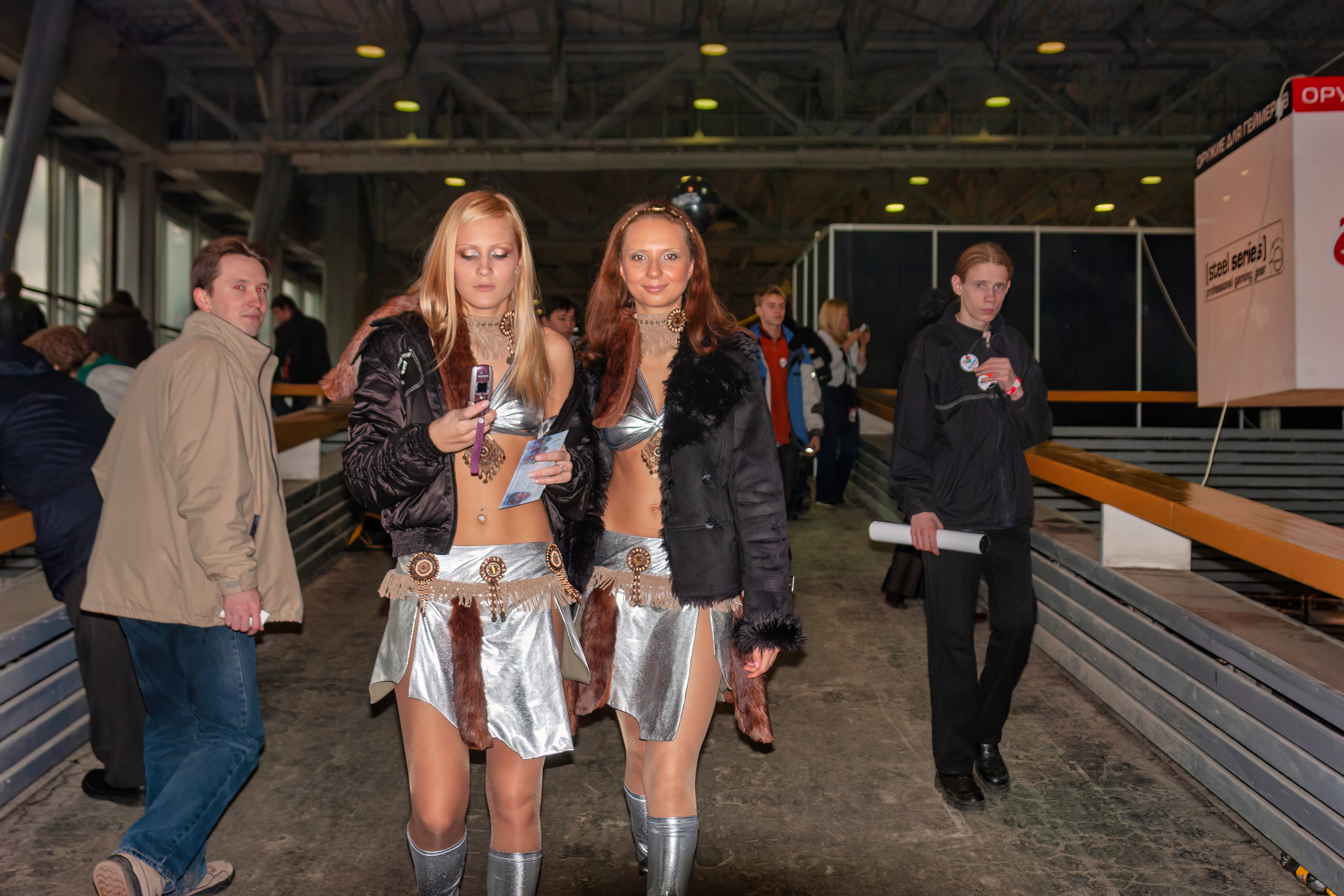 Мои фотографии с выставки Gameworld 2006 снятые на камеру Sony DSC-R1. Фотограф — видеограф в Москве Дмитрий Менделеев