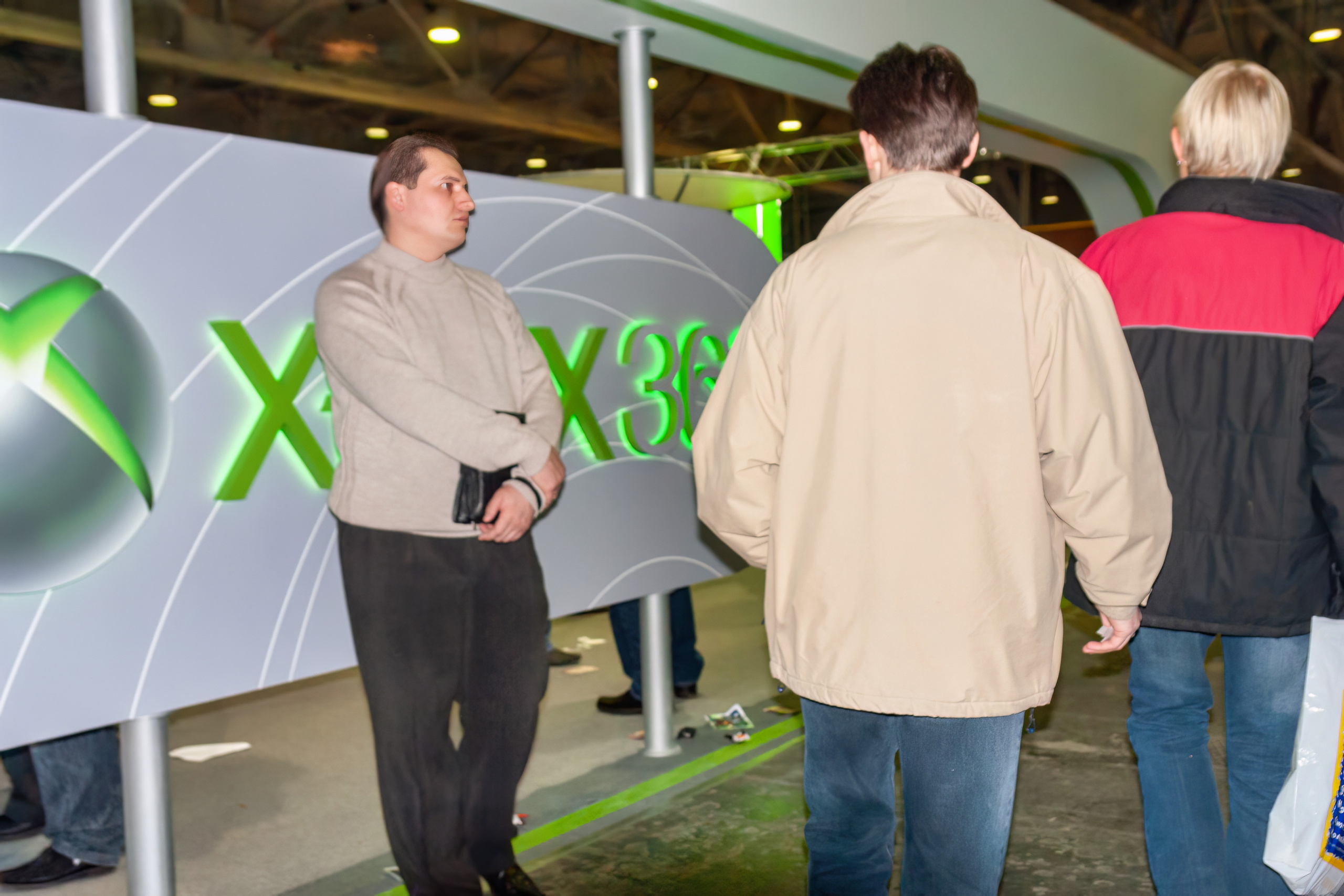 Мои фотографии с выставки Gameworld 2006 снятые на камеру Sony DSC-R1. Фотограф — видеограф в Москве Дмитрий Менделеев