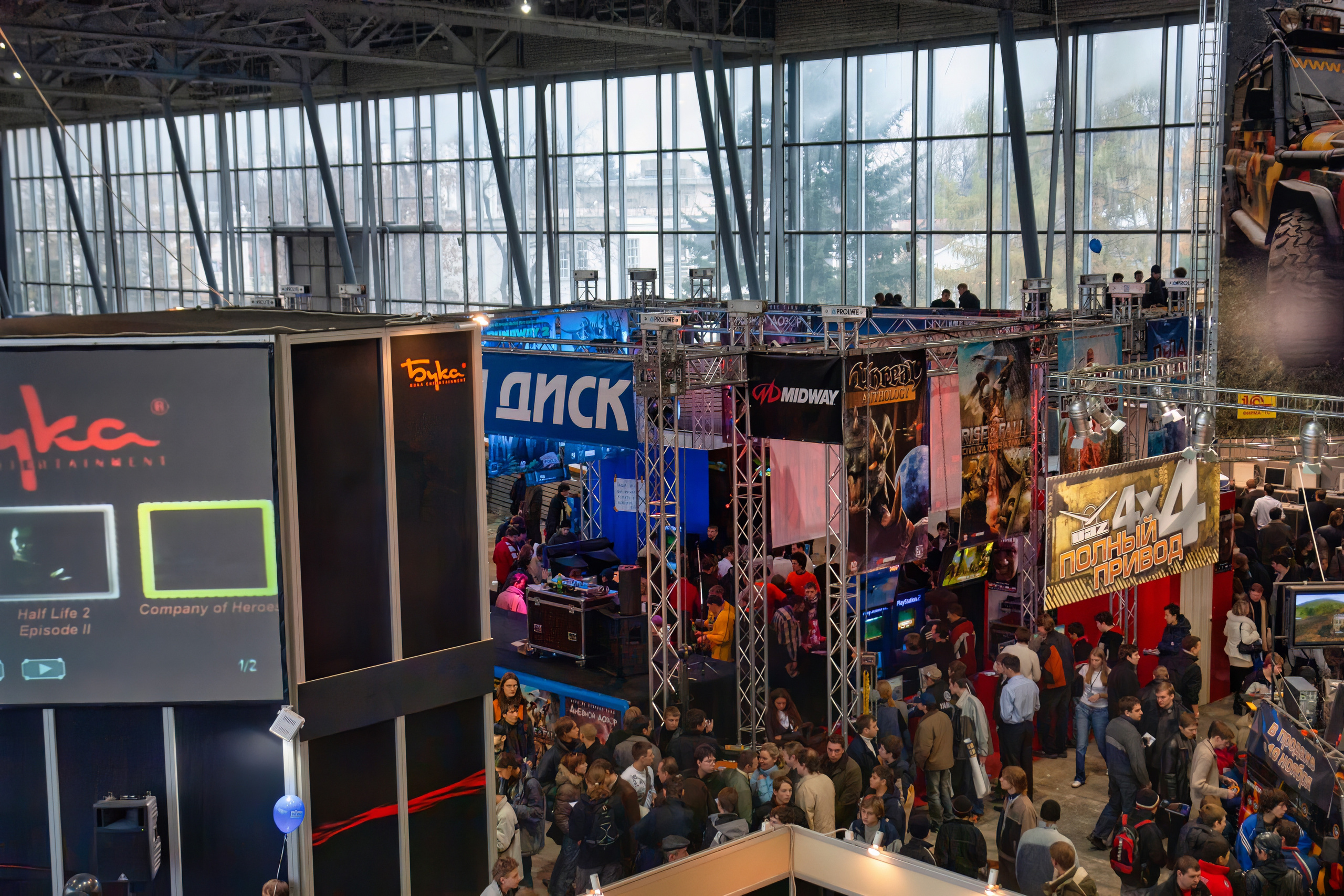 Мои фотографии с выставки Gameworld 2006 снятые на камеру Sony DSC-R1. Фотограф — видеограф в Москве Дмитрий Менделеев