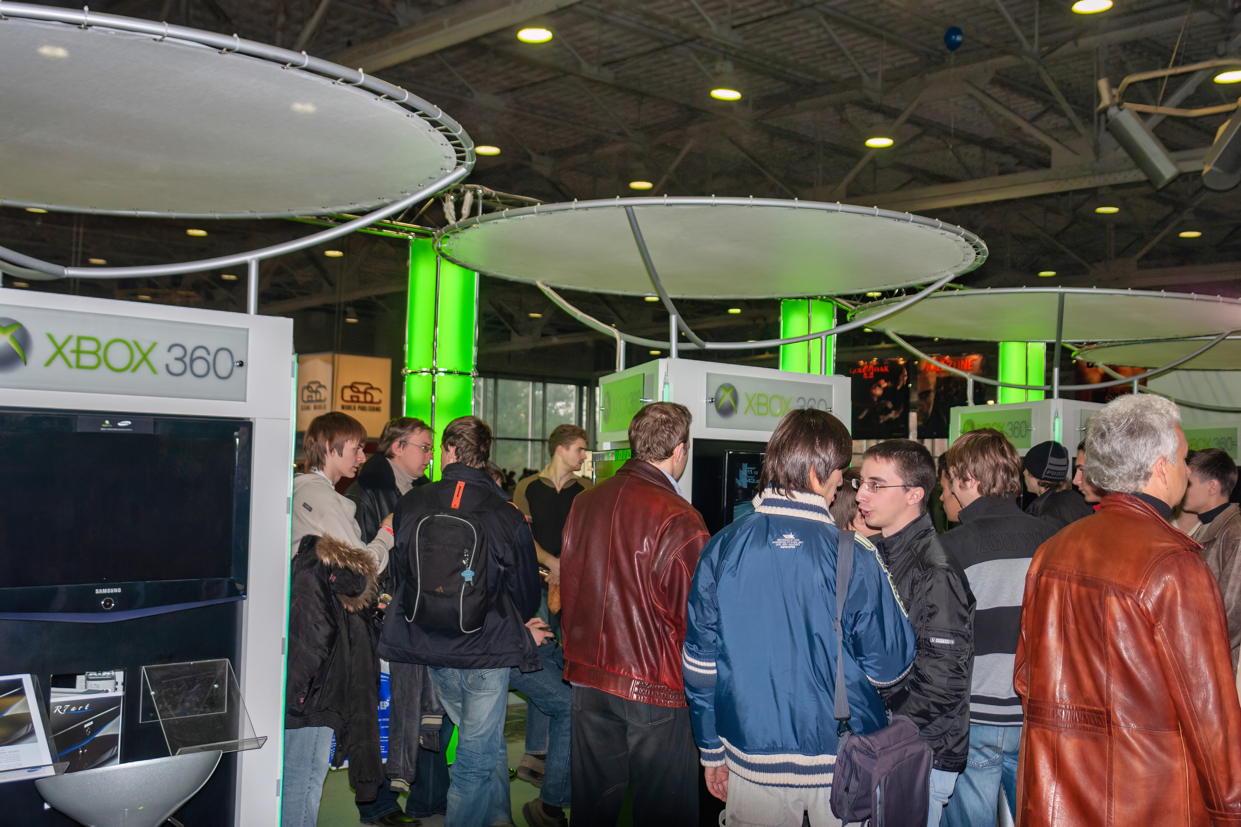 Мои фотографии с выставки Gameworld 2006 снятые на камеру Sony DSC-R1. Фотограф — видеограф в Москве Дмитрий Менделеев