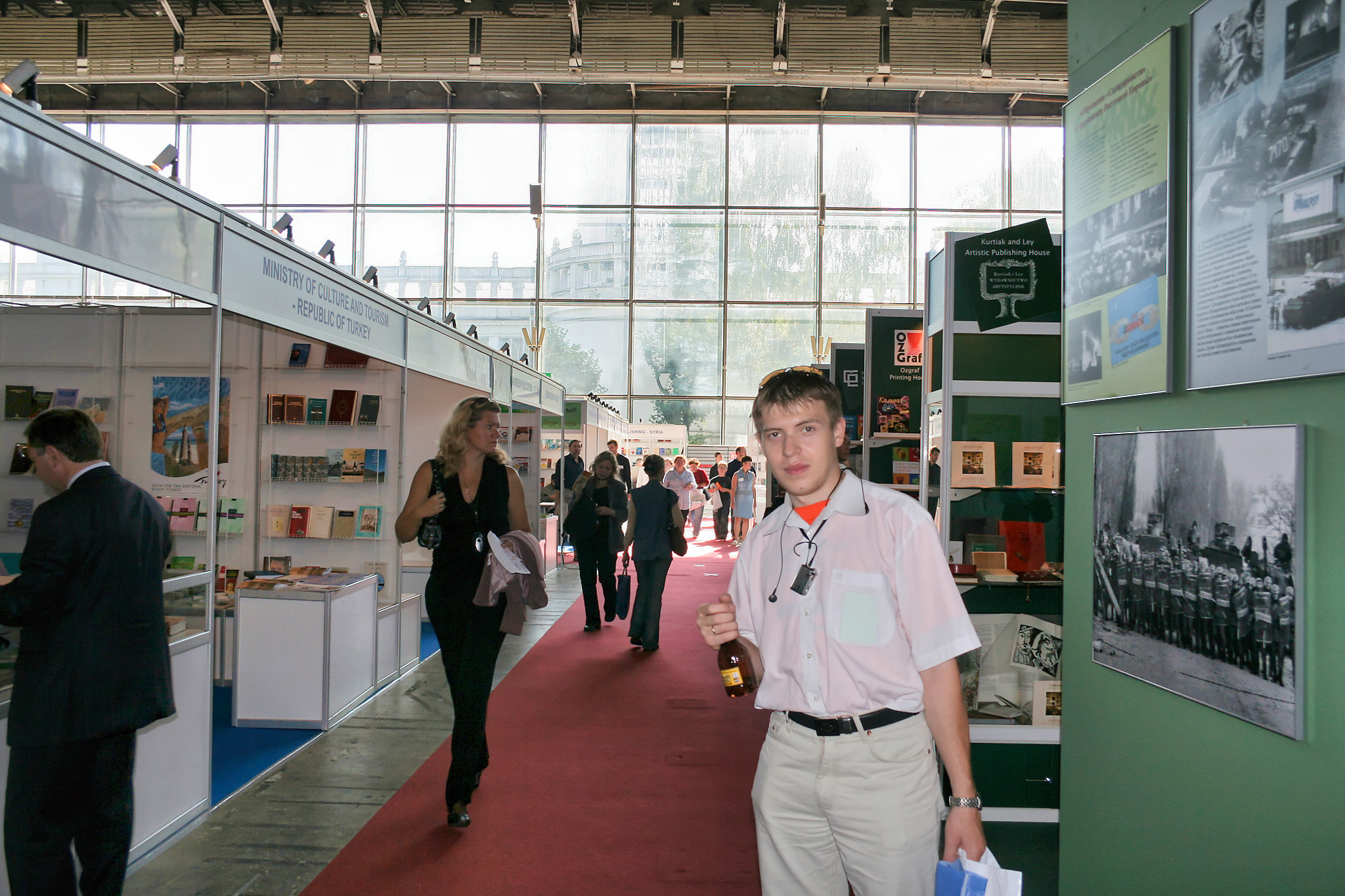 Ну как же не ВВЦ (ВДНХ) не купить в павильоне пчеловодство их знаменитую медовуху :)