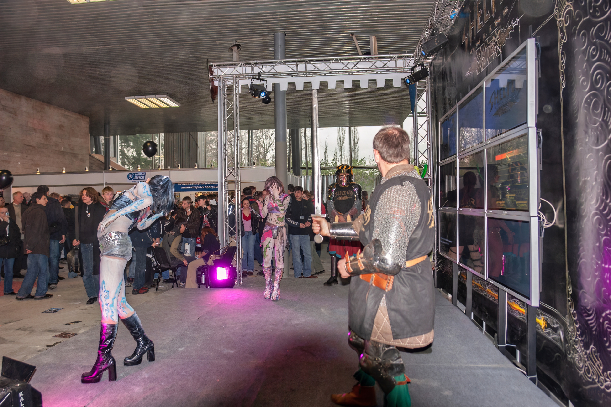 Мои фотографии с выставки Gameworld 2006 снятые на камеру Sony DSC-R1. Фотограф — видеограф в Москве Дмитрий Менделеев