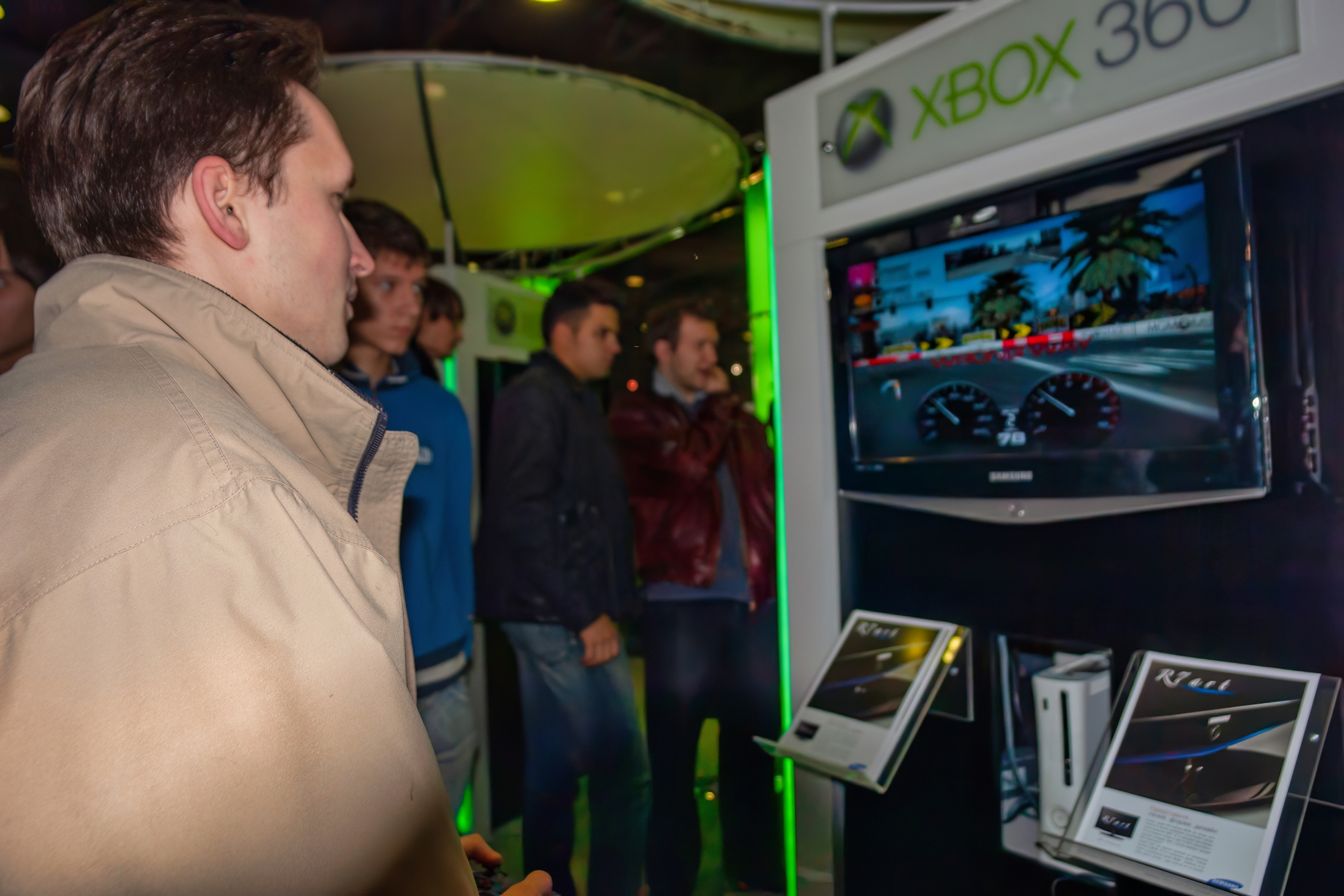 Мои фотографии с выставки Gameworld 2006 снятые на камеру Sony DSC-R1. Фотограф — видеограф в Москве Дмитрий Менделеев