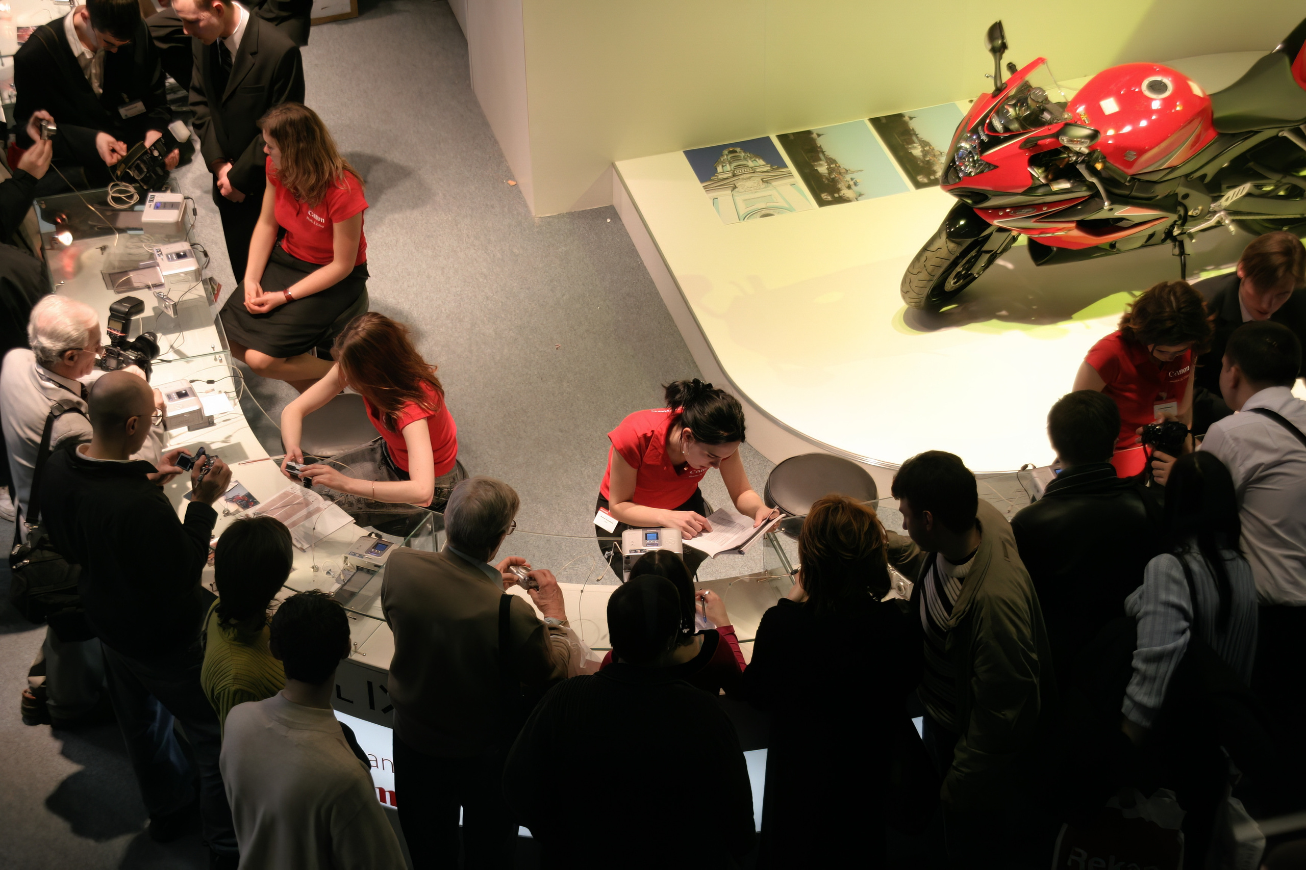 6 международная выставка Фотофорум 2006 — День 2: Часть 4. Фотограф — видеограф в Москве Дмитрий Менделеев