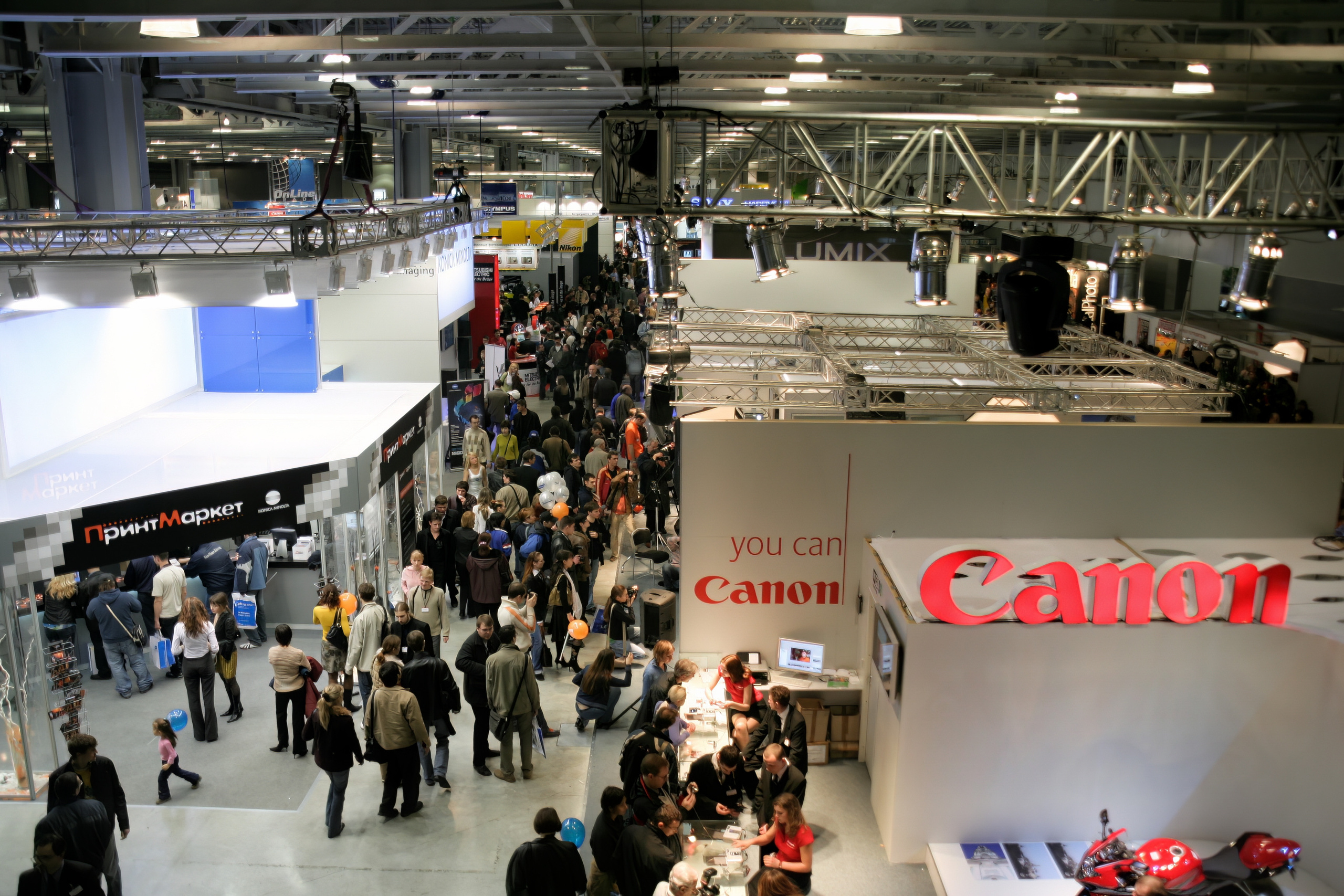 6 международная выставка Фотофорум 2006 — День 2: Часть 4. Фотограф — видеограф в Москве Дмитрий Менделеев