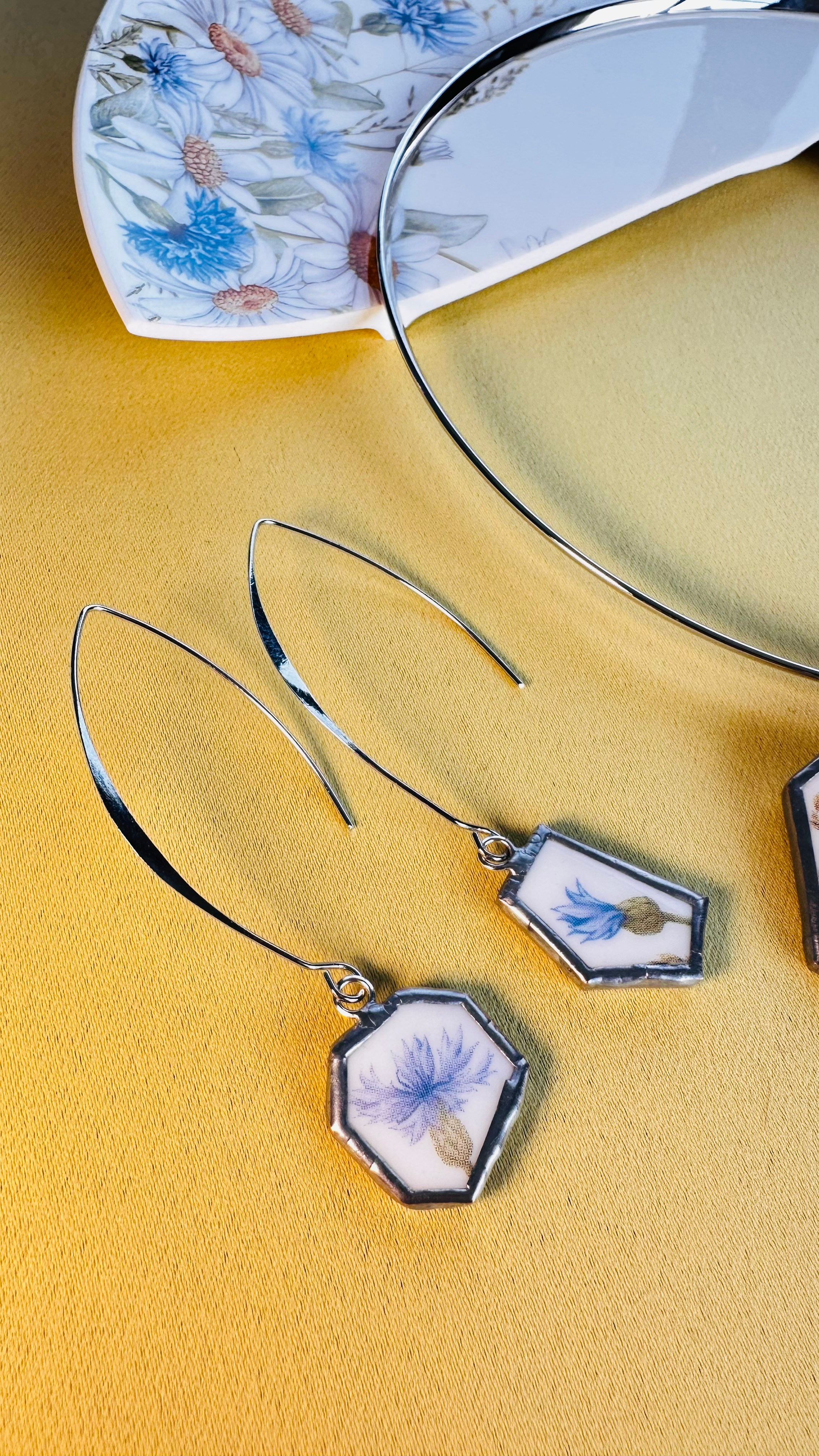 Комплект украшений — чокер с кулоном и серьги, выполненные в технике тиффани, цвет голубой, с изображением полевых цветов. Гербарий в стекле, интерьерные панно, витражи с сухоцветами в технике тиффани