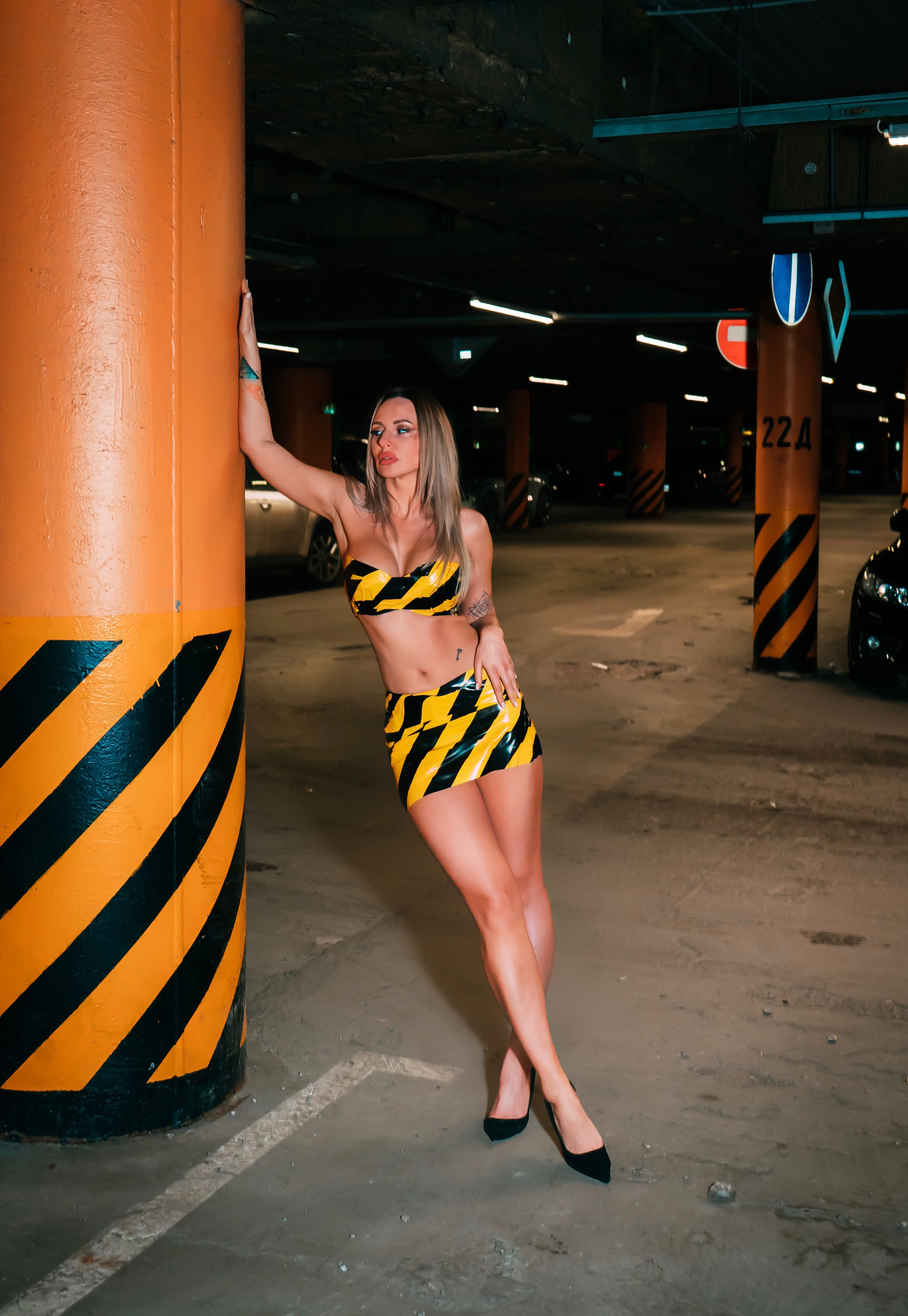 Съемка на парковке — модель Дина. Фотограф Москва и Видеограф Москва