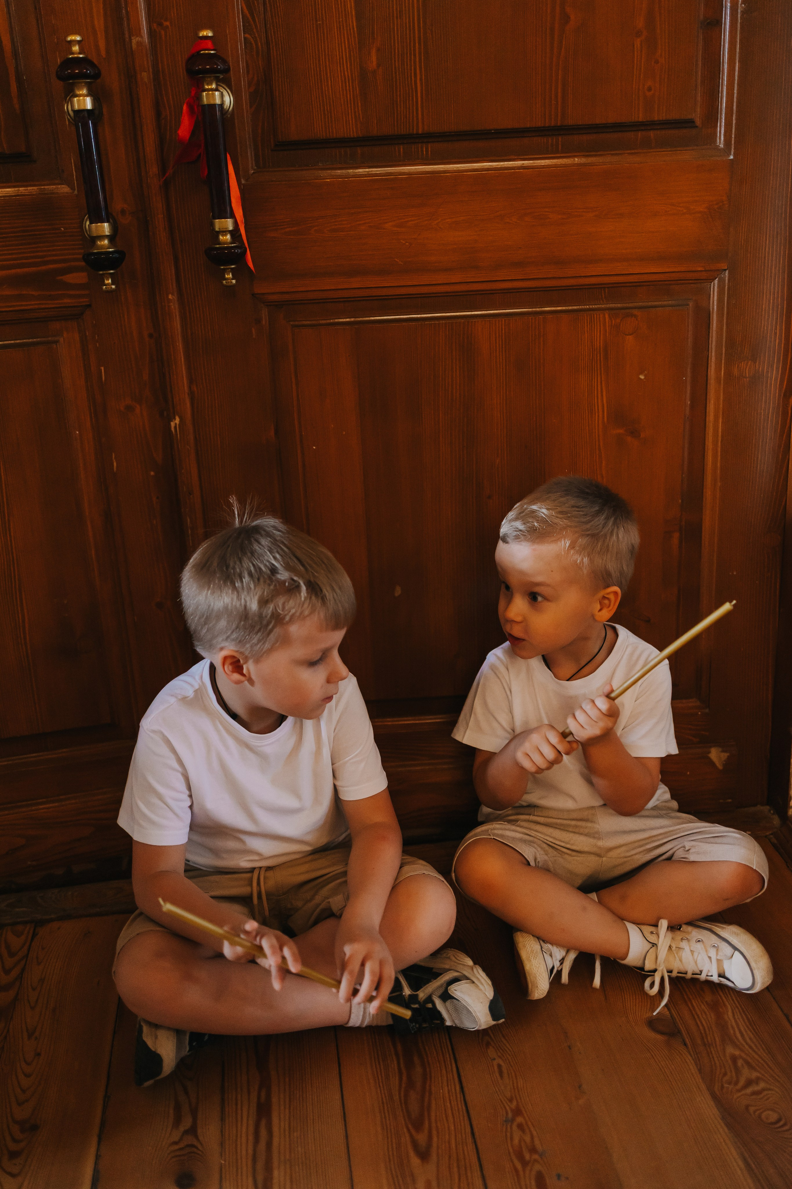 Детская фотосессия крещение: дети говорят в церкви